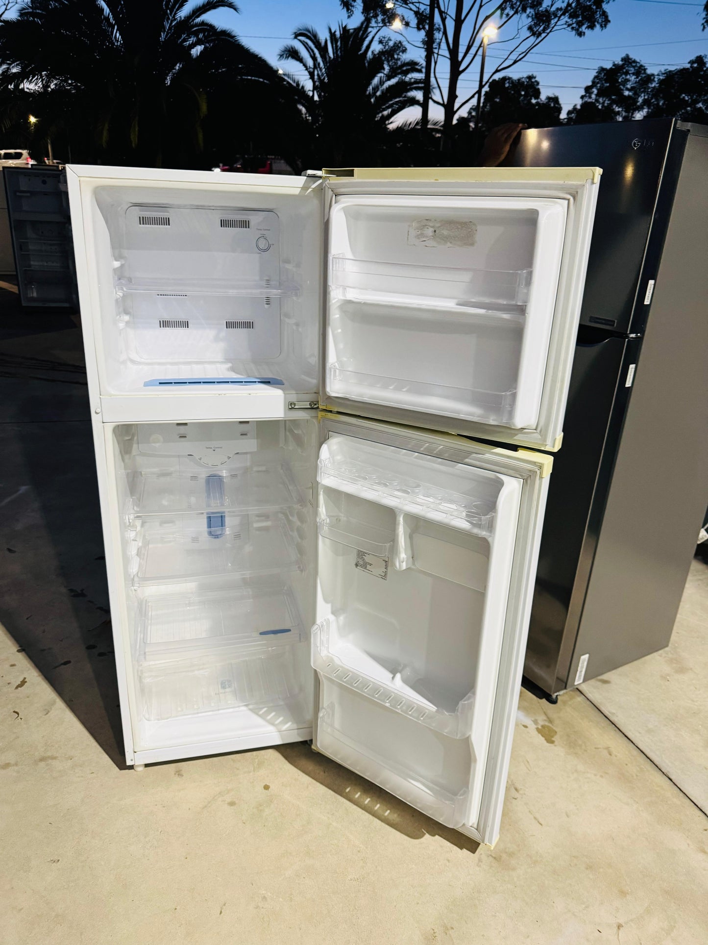 **SAMSUNG 228 LITRES FRIDGE FREEZER**