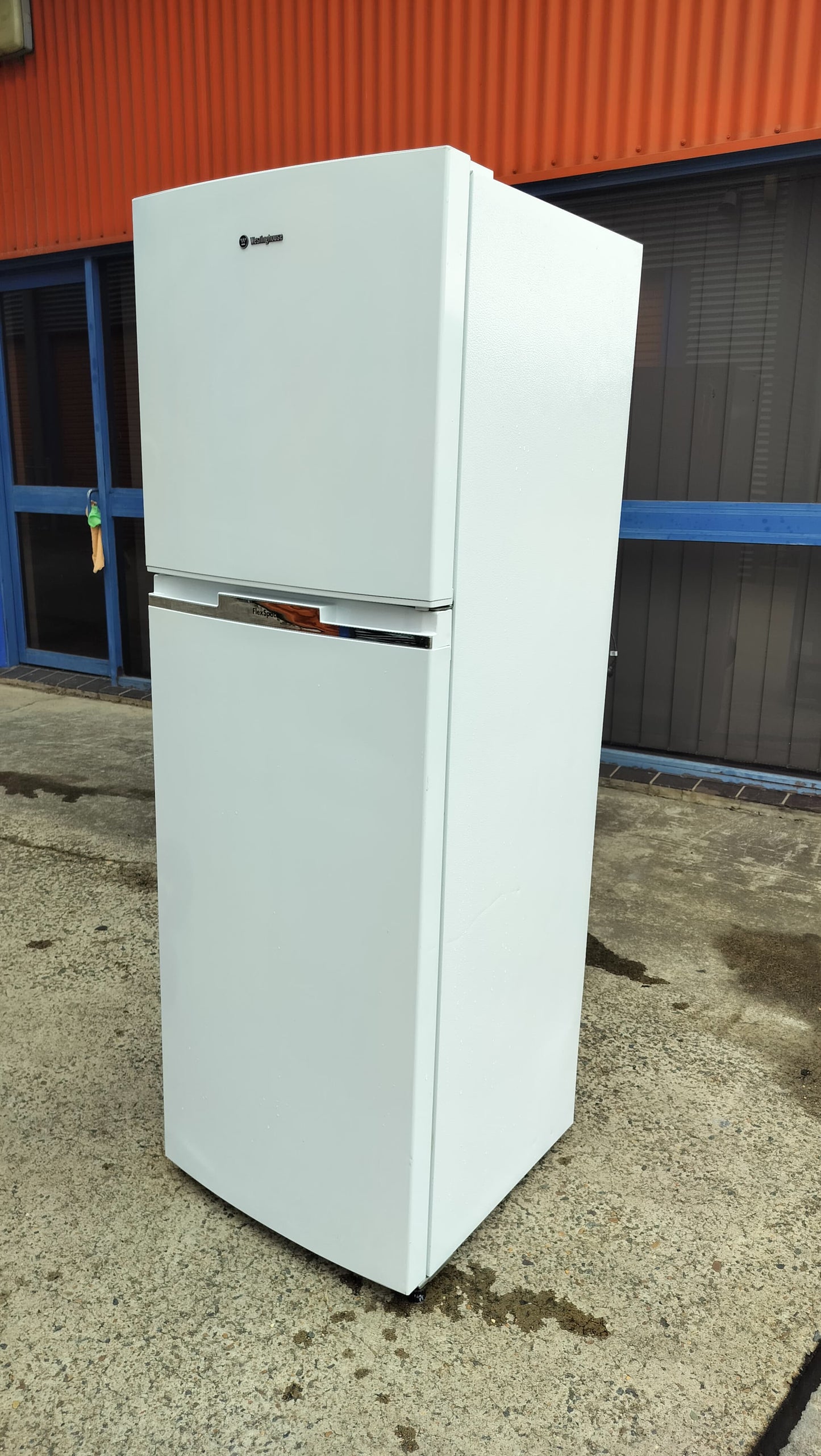 **WESTINGHOUSE 276 LITERS FRIDGE FREEZER**