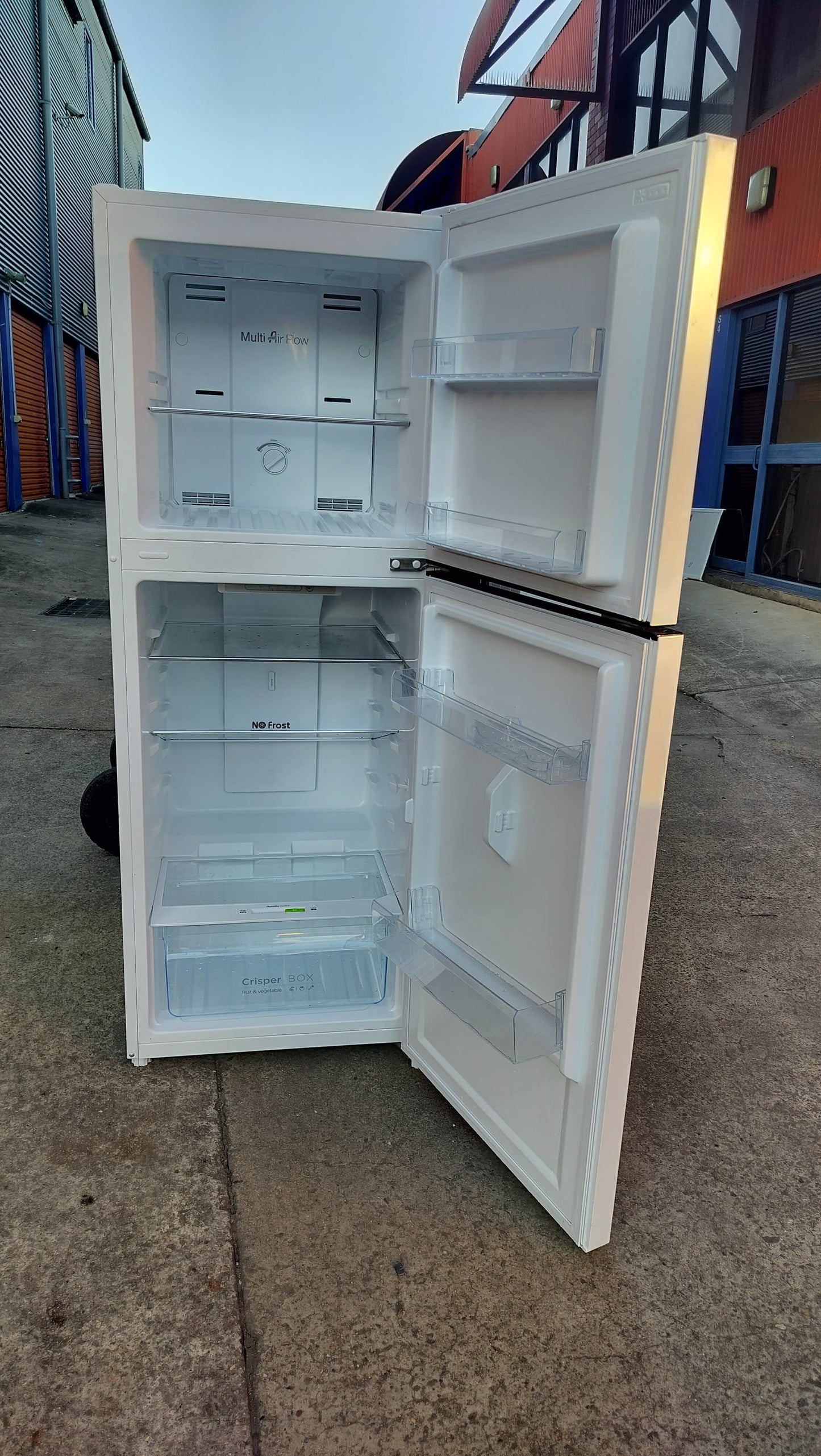 **CHIQ 216 LITRES FRIDGE FREEZER**