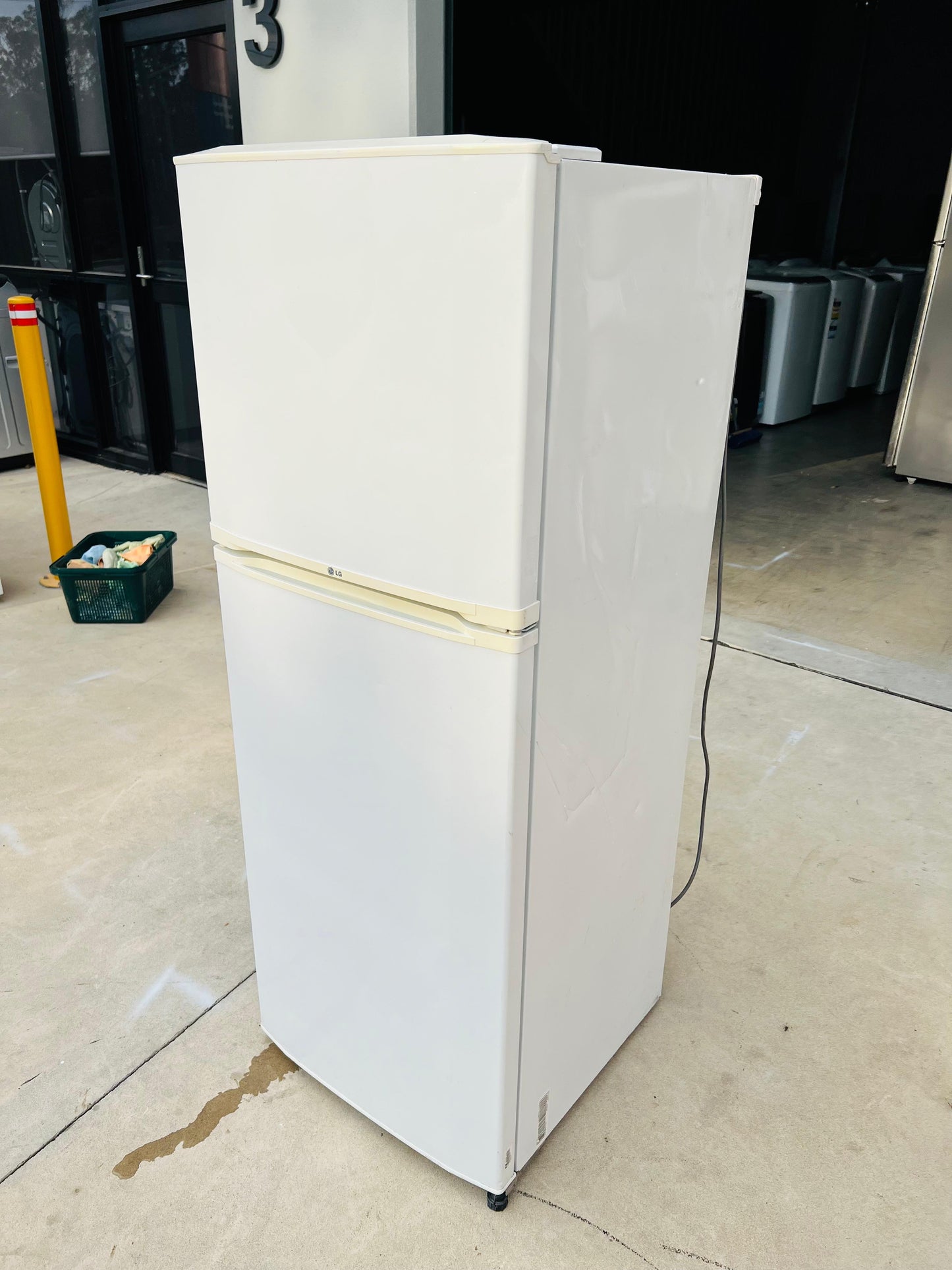 **LG 205 LITRES FRIDGE FREEZER**