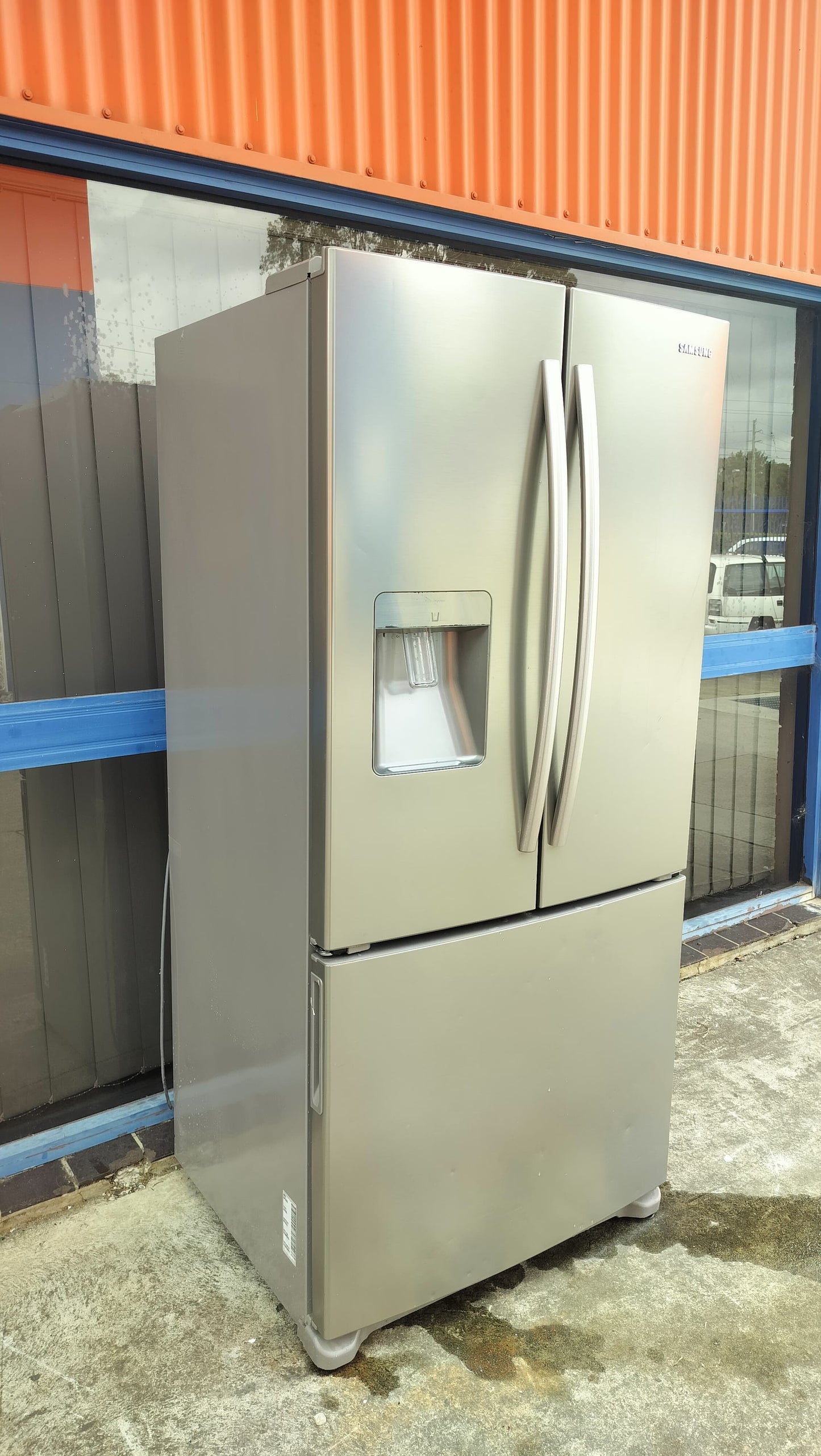 **SAMSUNG 528 LITRES FRIDGE FREEZER & WATER DISPENSER**