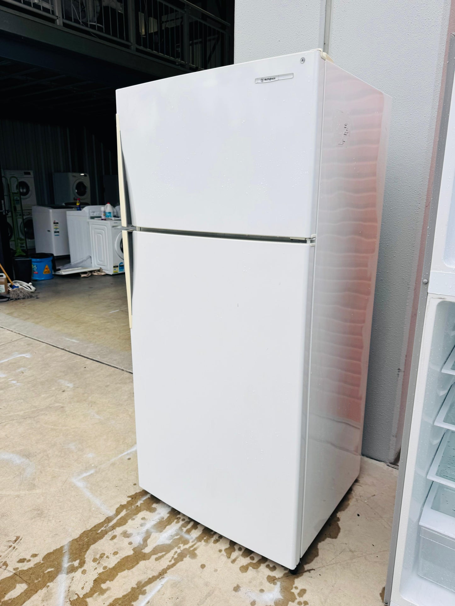 **WESTINGHOUSE 517 LITRES FRIDGE FREEZER**