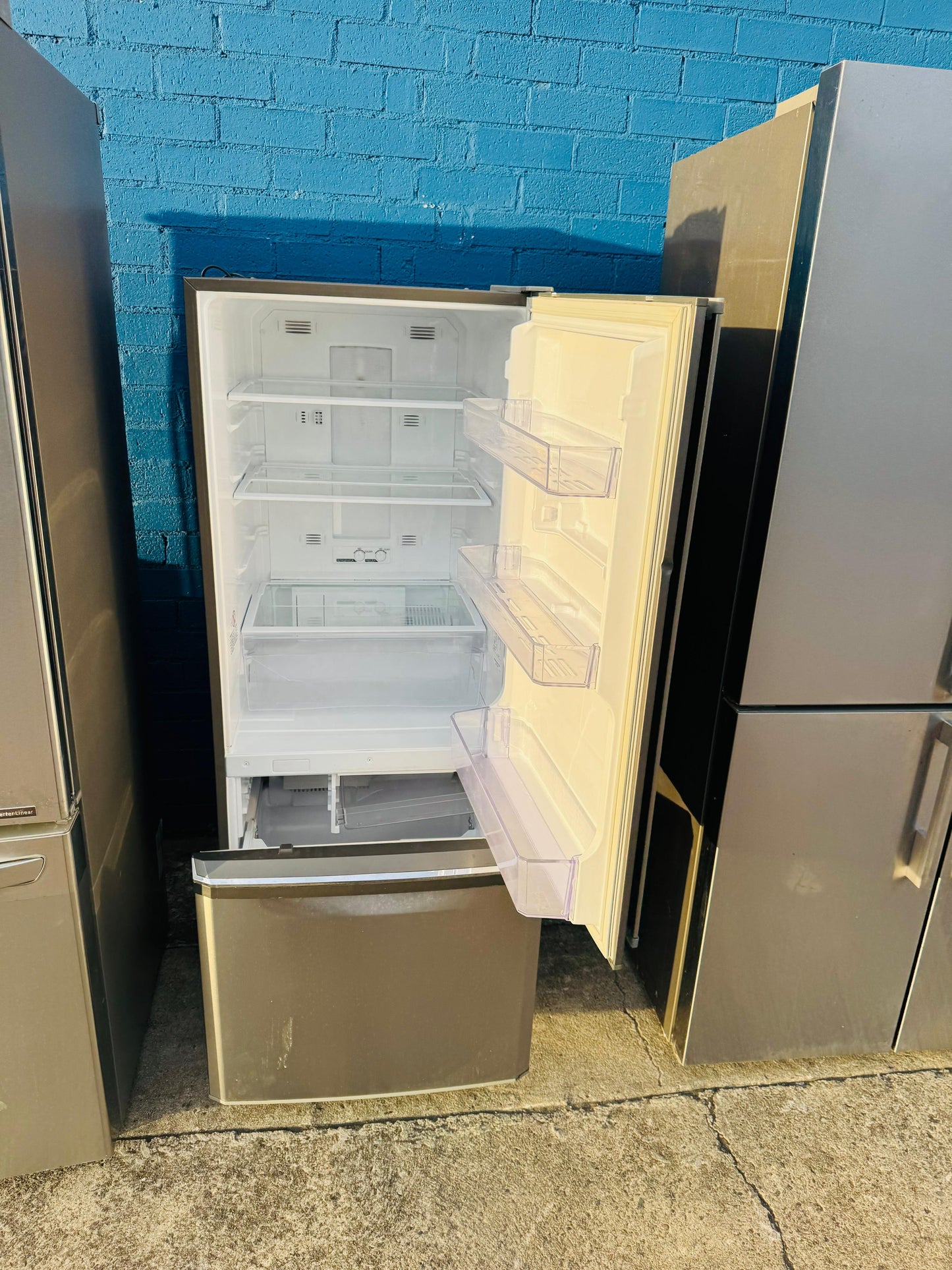 **MITSUBISHI 325 LITRES FRIDGE FREEZER**