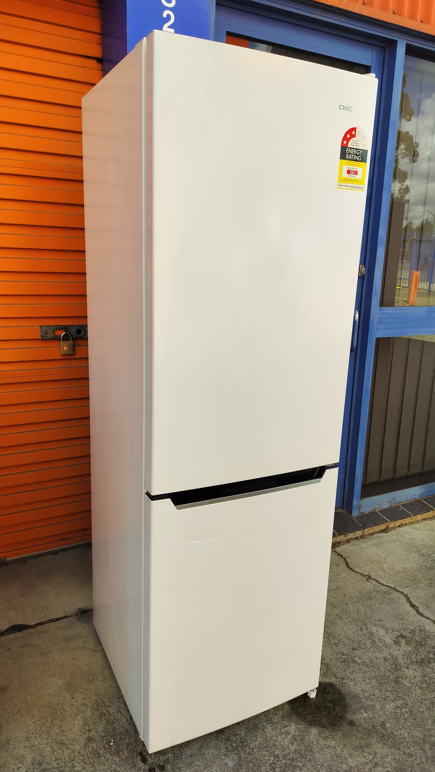 **CHIQ 251 LITRES FRIDGE FREEZER**