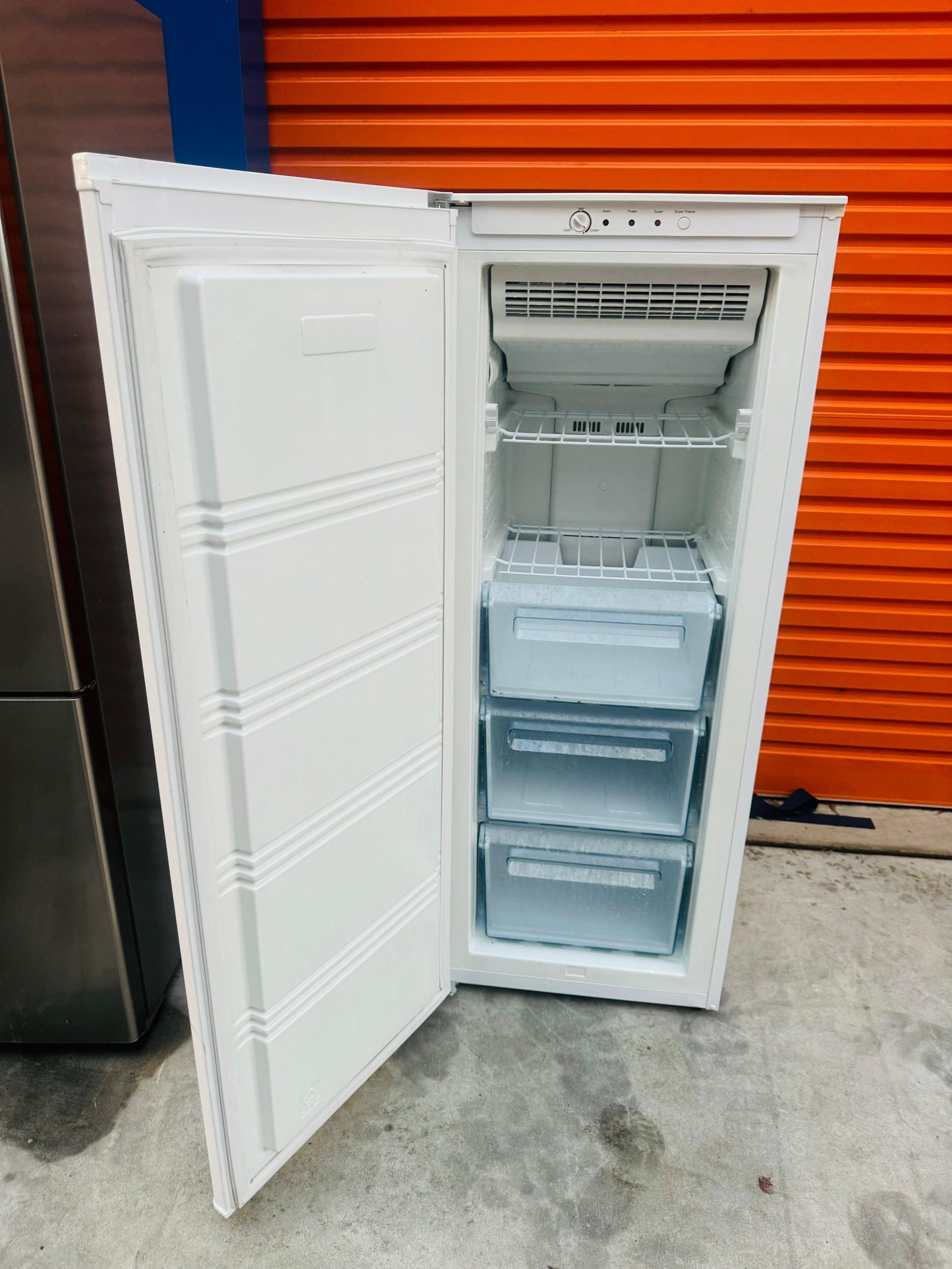 **HISENSE 175 LITRES FREEZER**