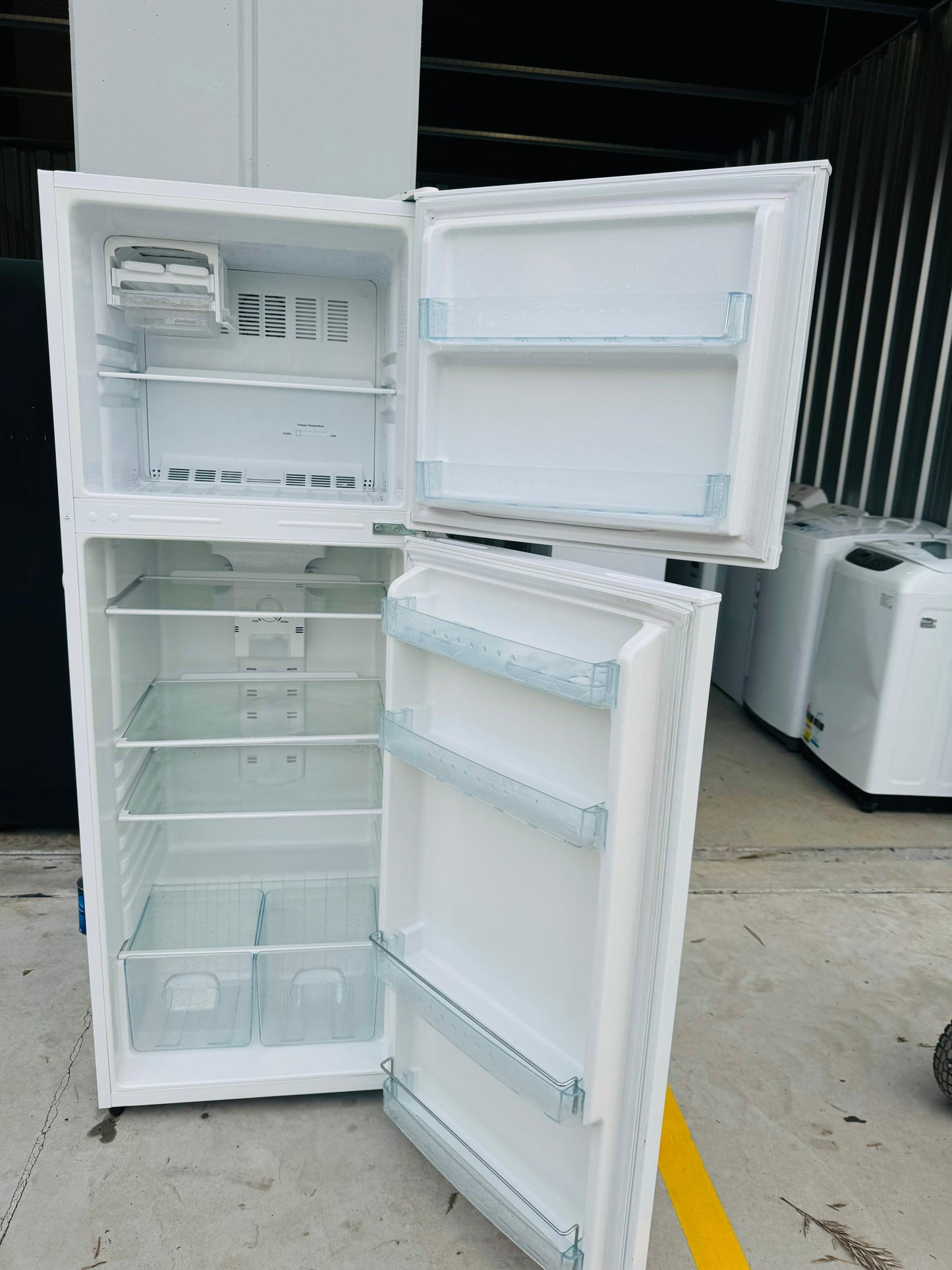 **HISENSE 342 LITRES FRIDGE FREEZER**