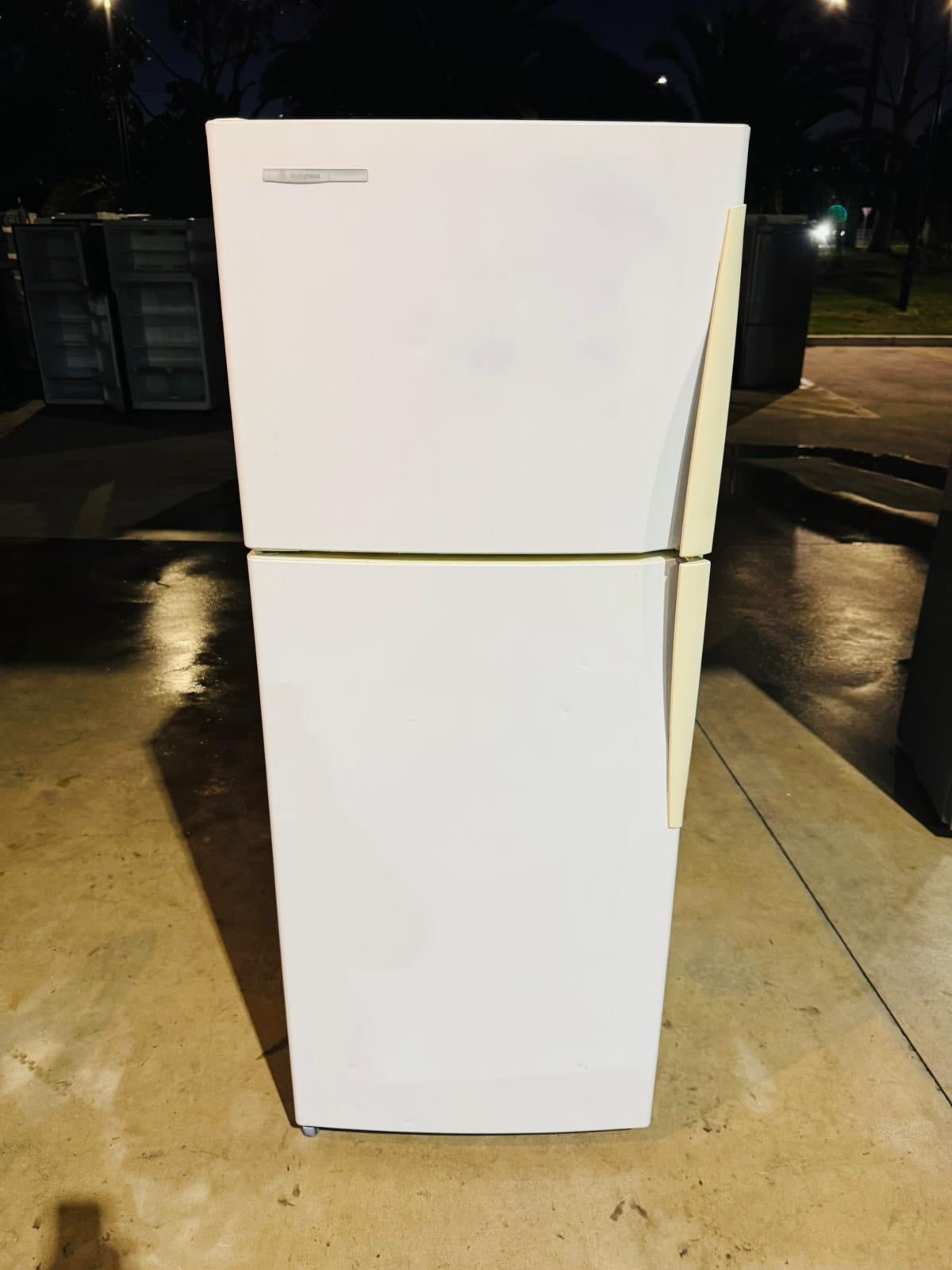 **WESTINGHOUSE 280 LITRES FRIDGE FREEZER**