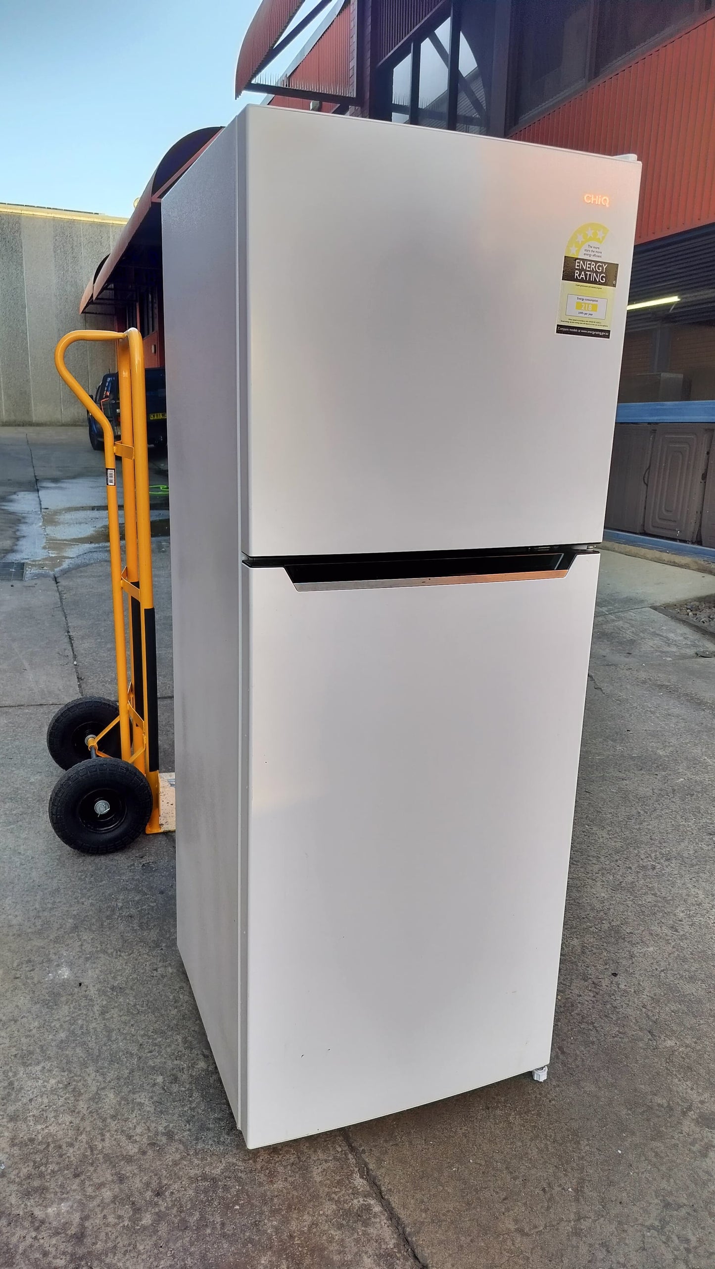 **CHIQ 216 LITRES FRIDGE FREEZER**