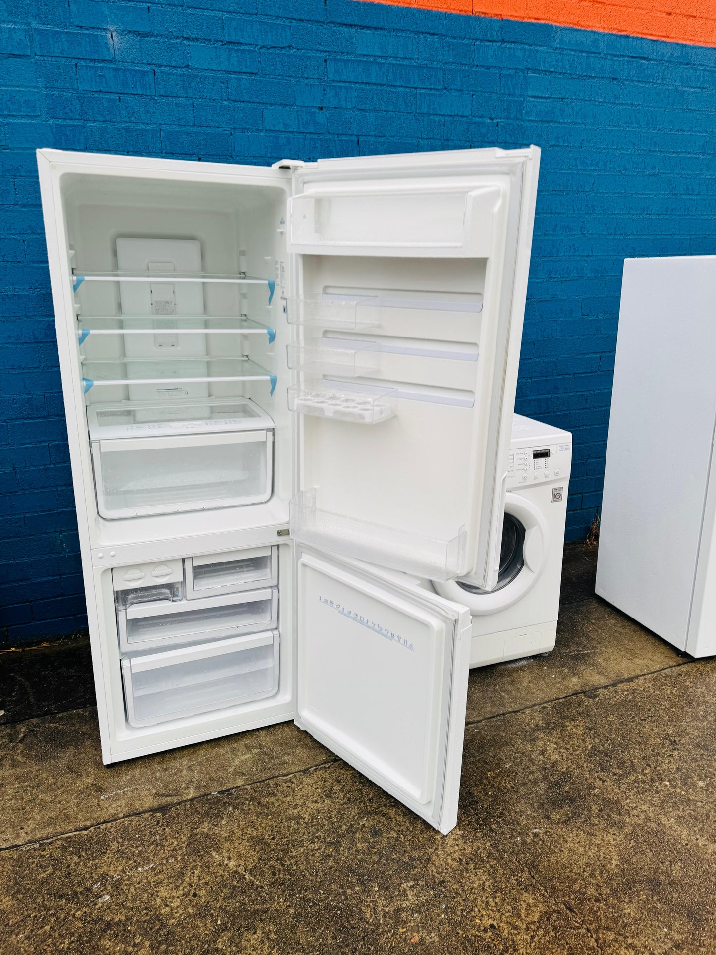 **WESTINGHOUSE 340 LITRES FRIDGE FREEZER**