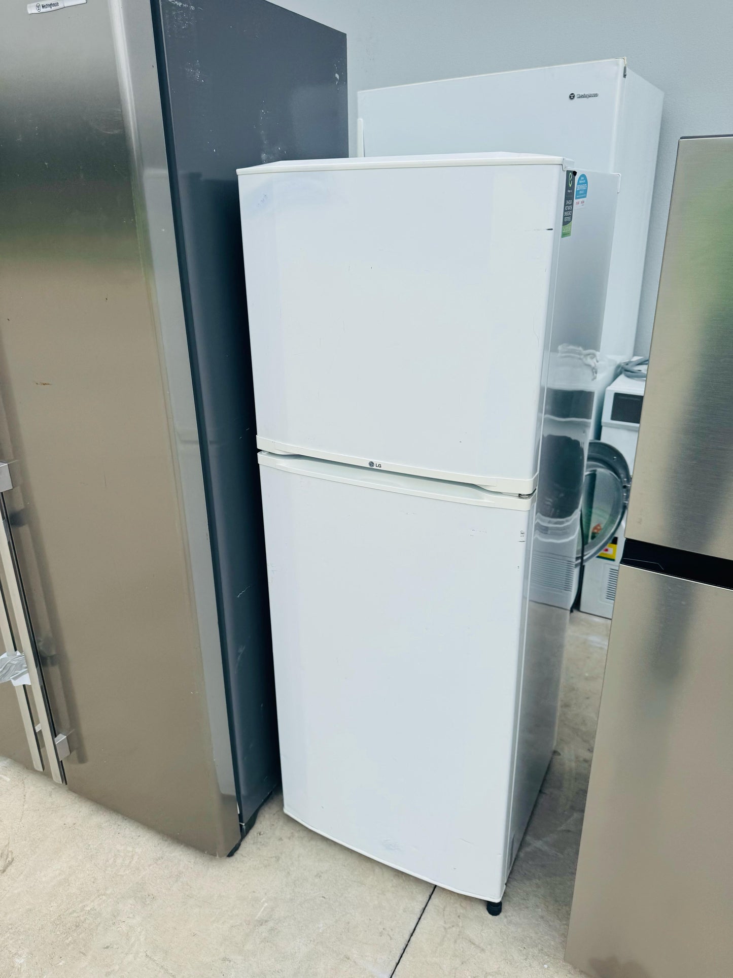 **LG 205 LITRES FRIDGE FREEZER**