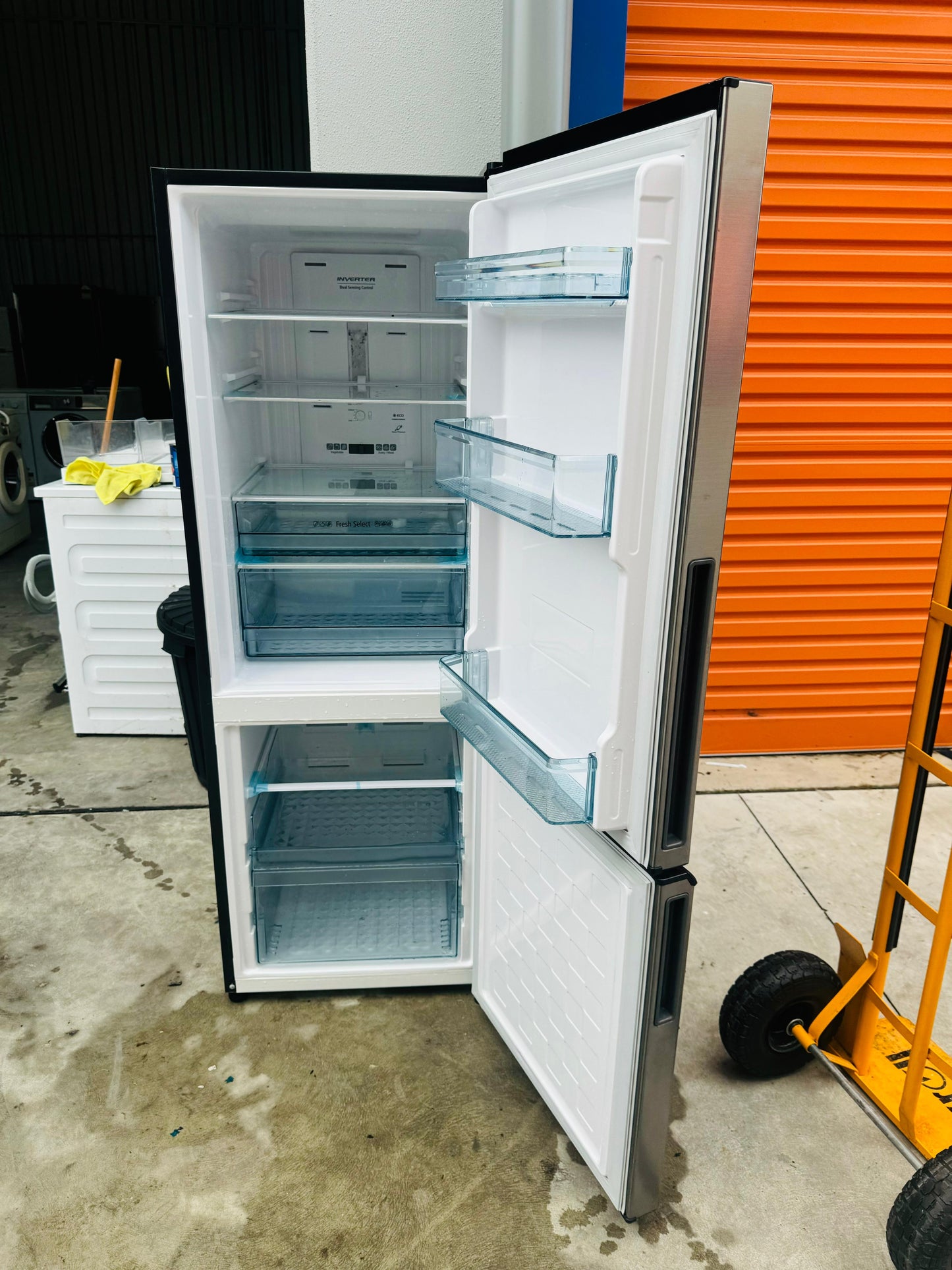 **HITACHI 303 LITRES FRIDGE FREEZER**