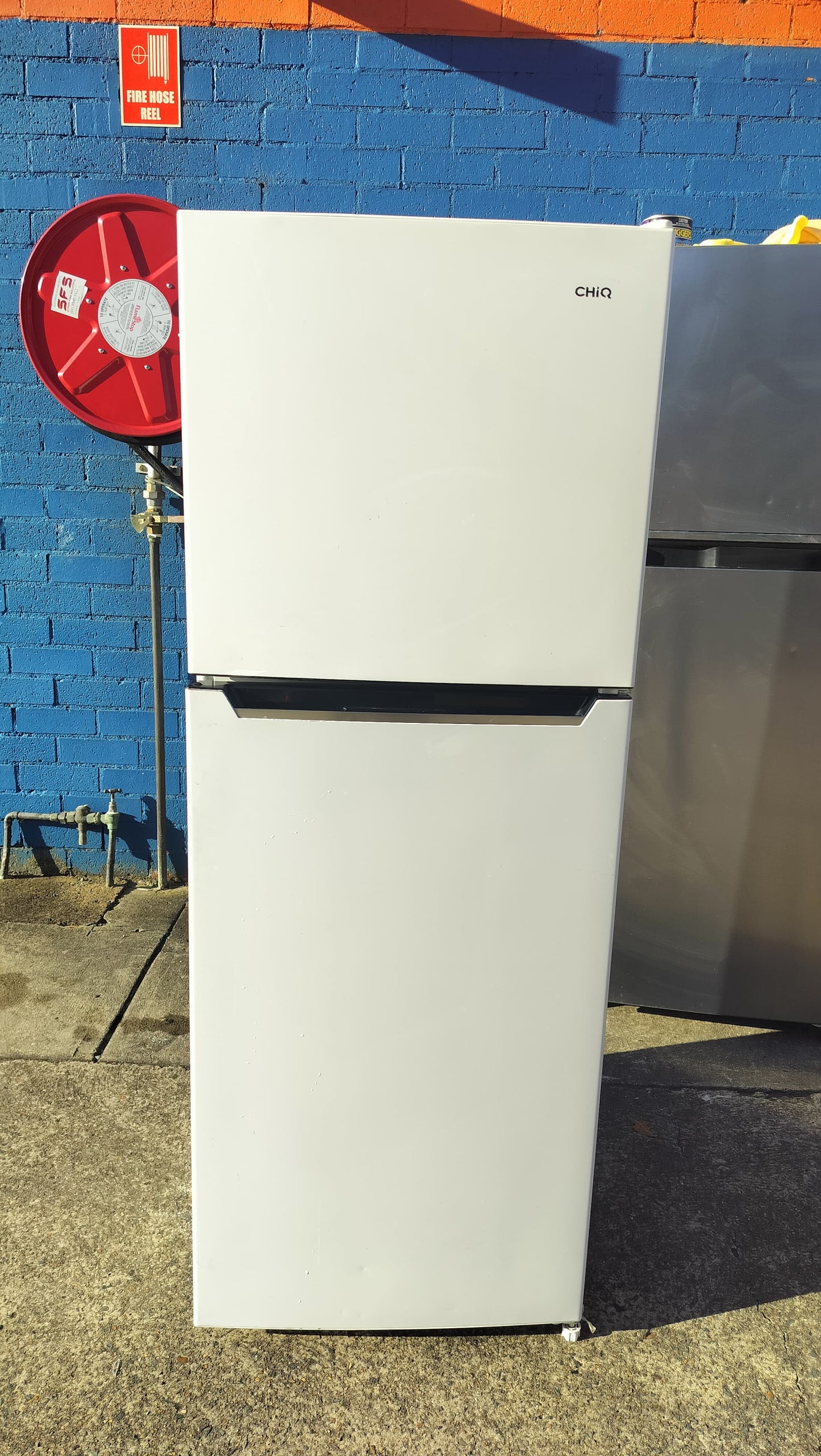 **CHIQ 216 LITRES FRIDGE FREEZER**