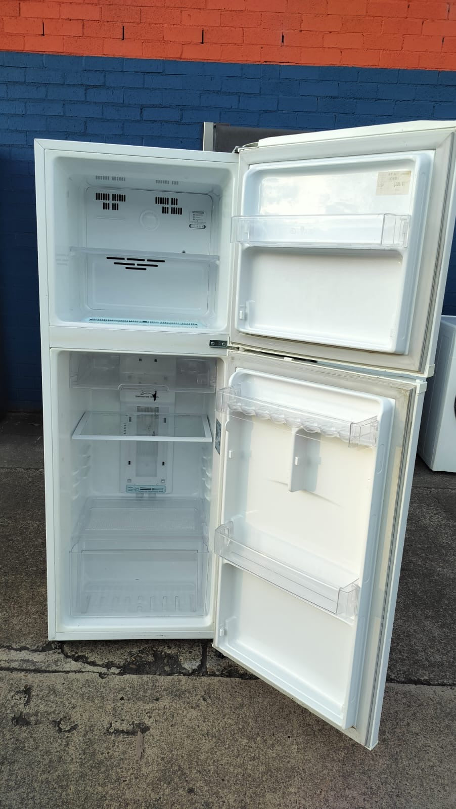 **LG 205 LITRES FRIDGE FREEZER**