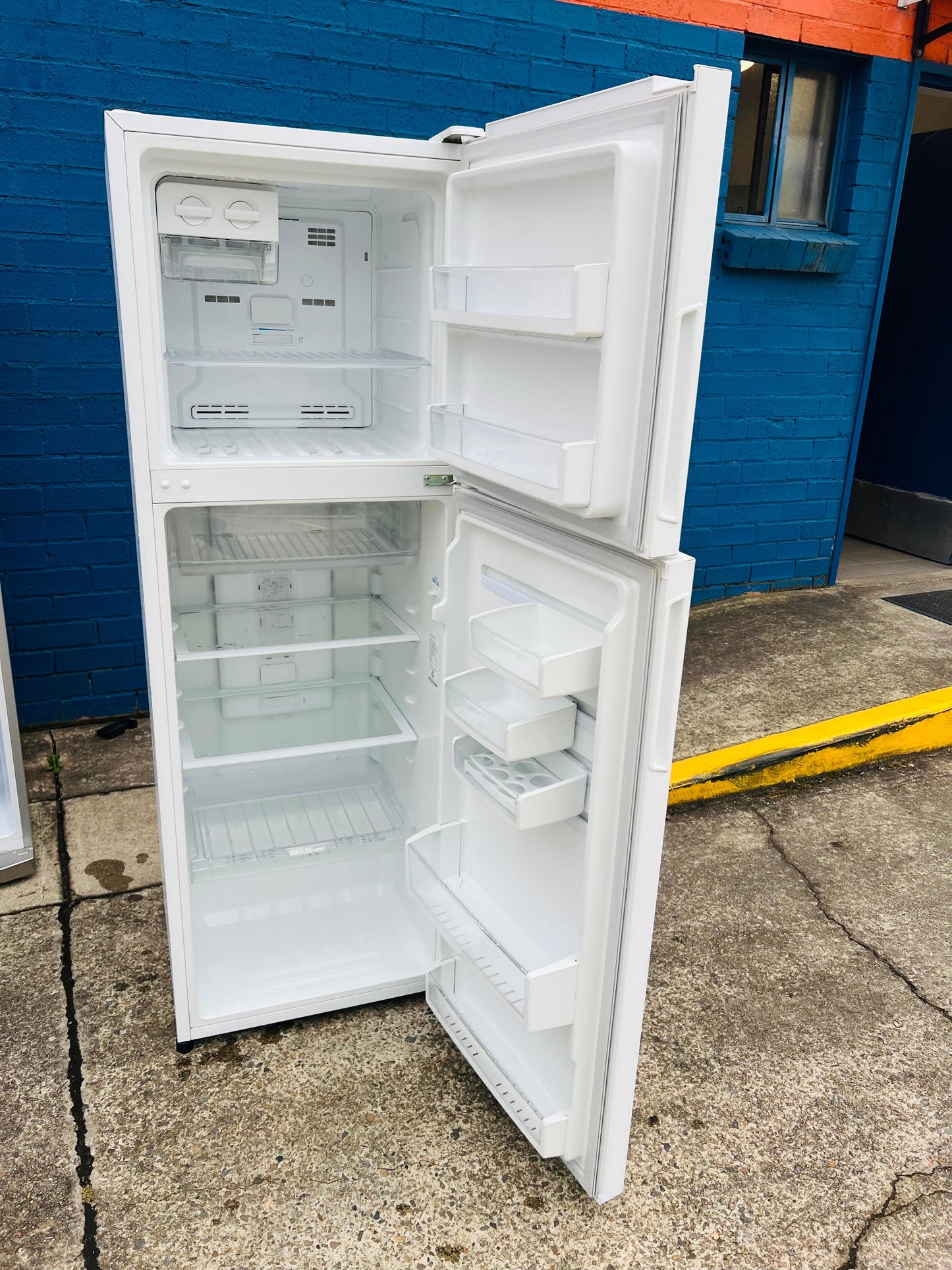 **WESTINGHOUSE 275 LITRES FRIDGE FREEZER**