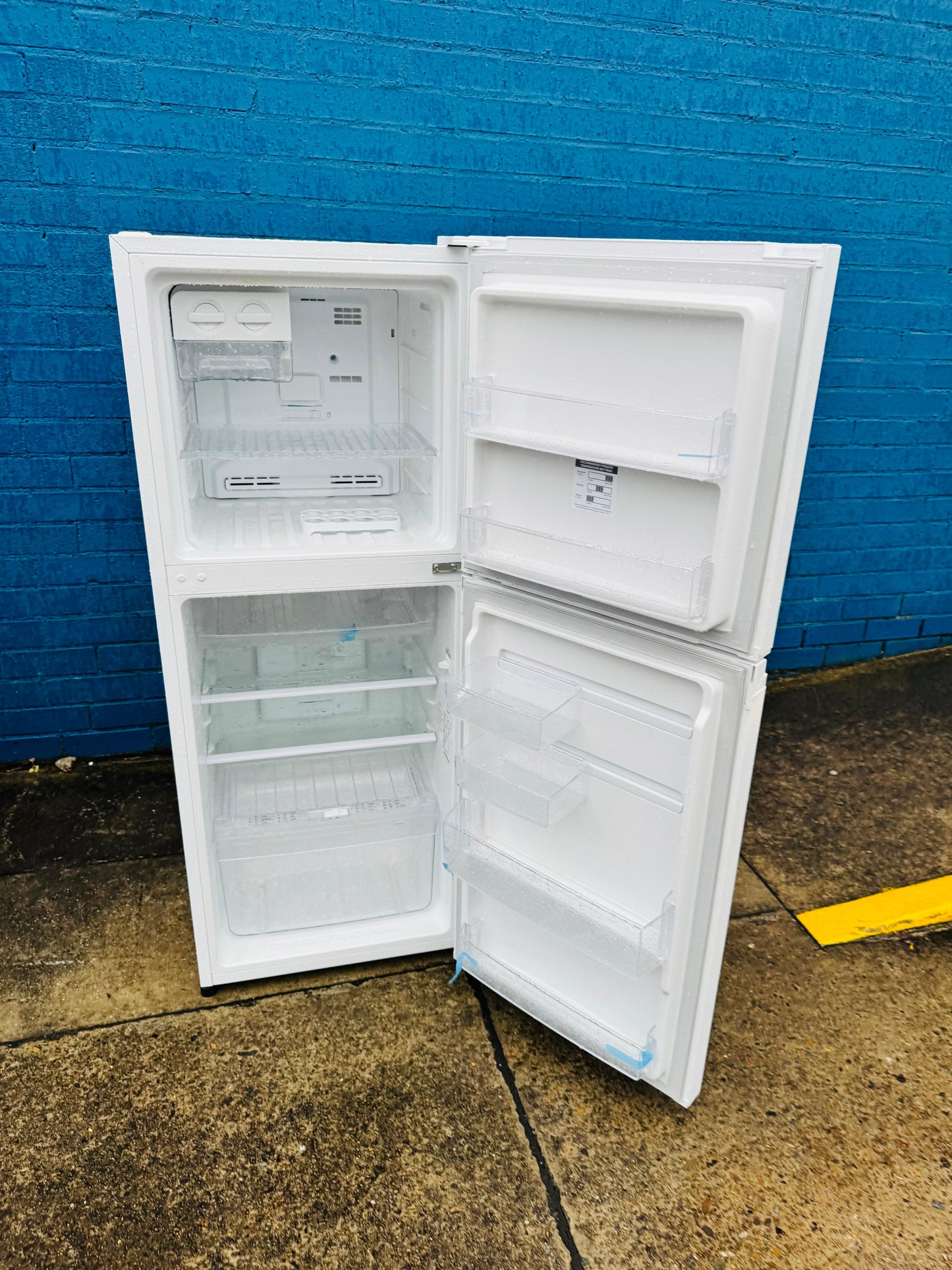 **WESTINGHOUSE 230 LITRES FRIDGE FREEZER**