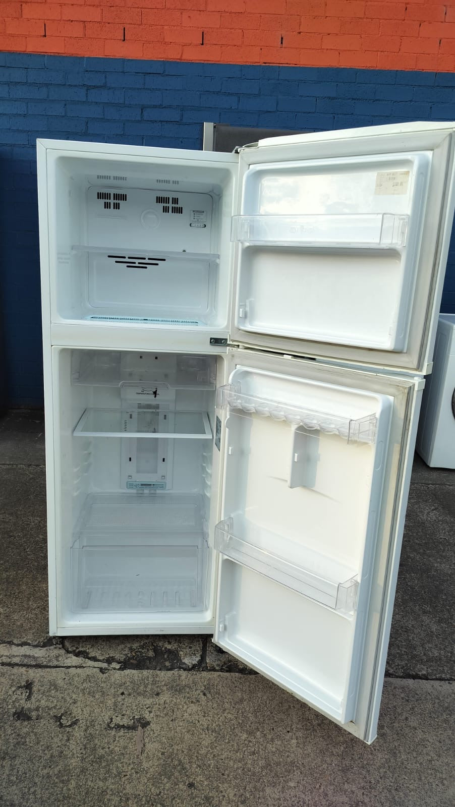 **LG 205 LITRES FRIDGE FREEZER**