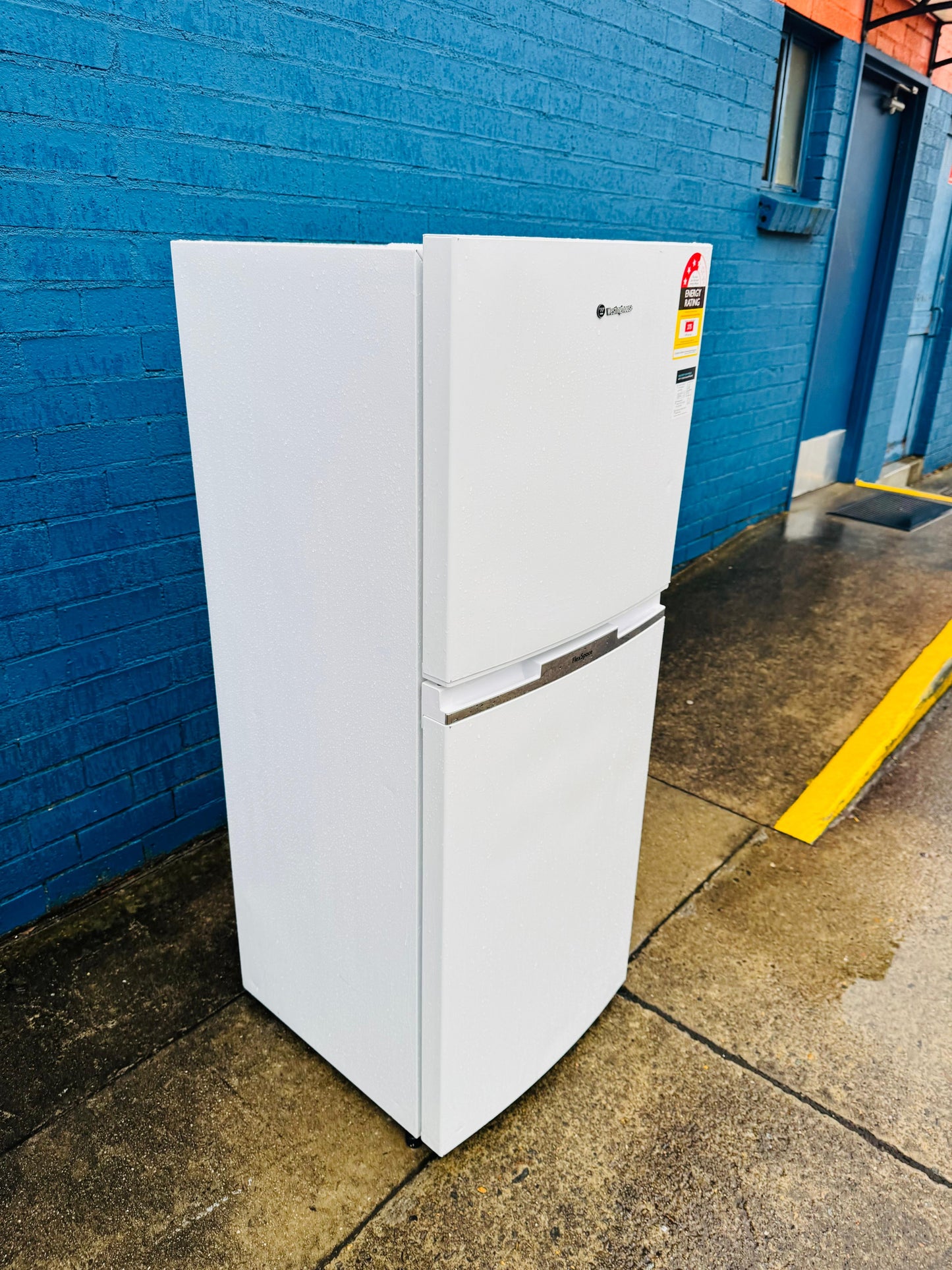 **WESTINGHOUSE 230 LITRES FRIDGE FREEZER**