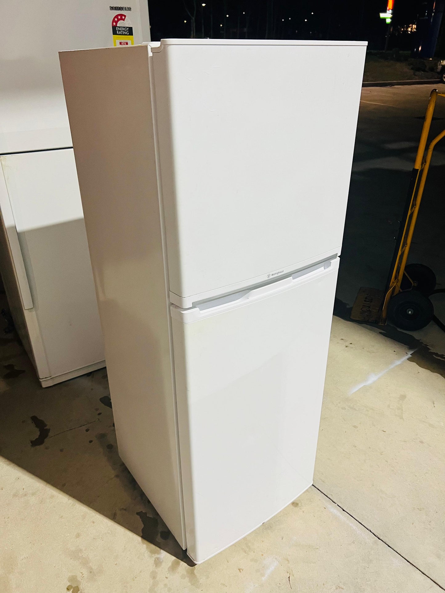 **WESTINGHOUSE 250 LITERS FRIDGE FREEZER**