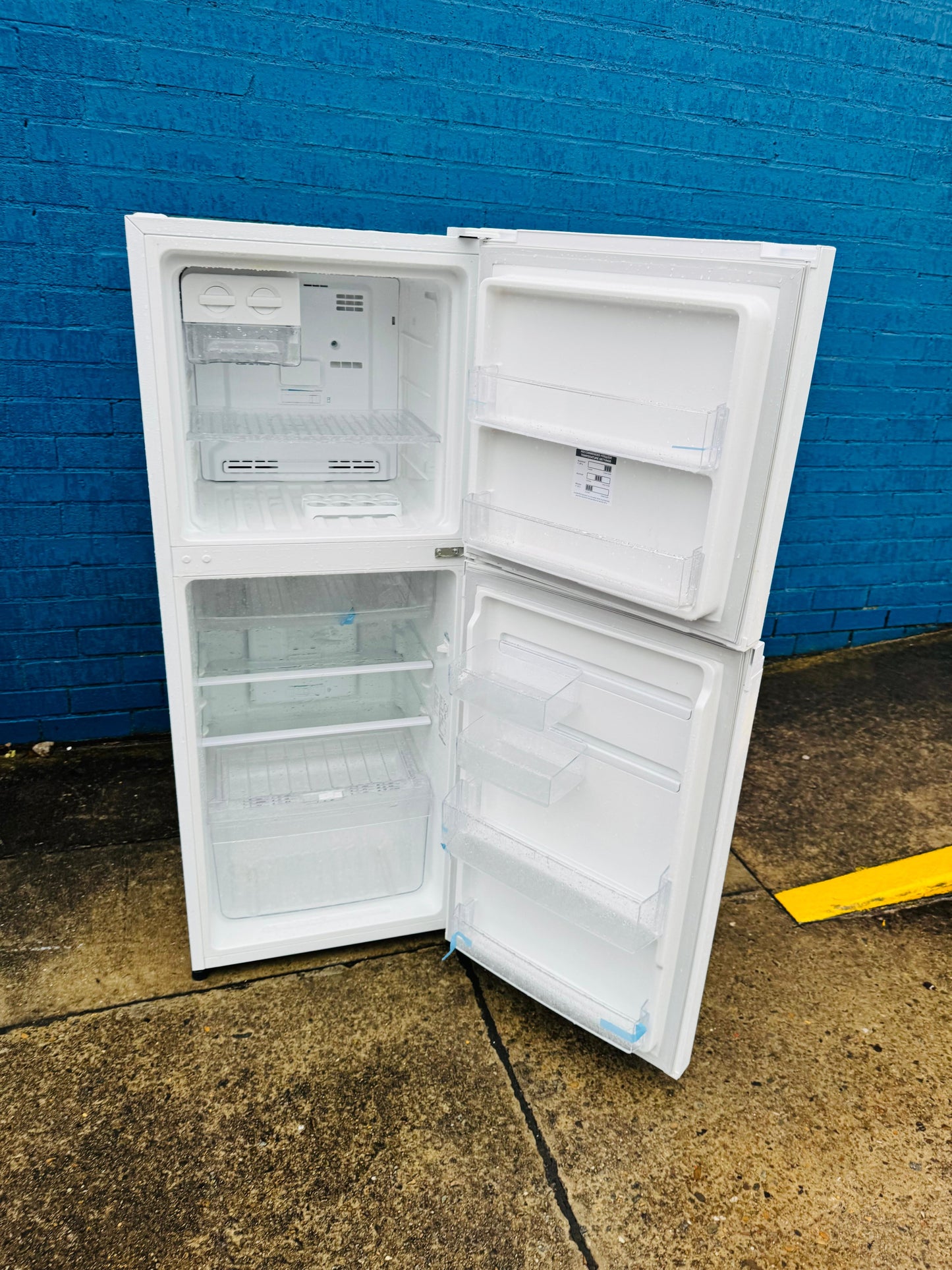 **WESTINGHOUSE 230 LITRES FRIDGE FREEZER**