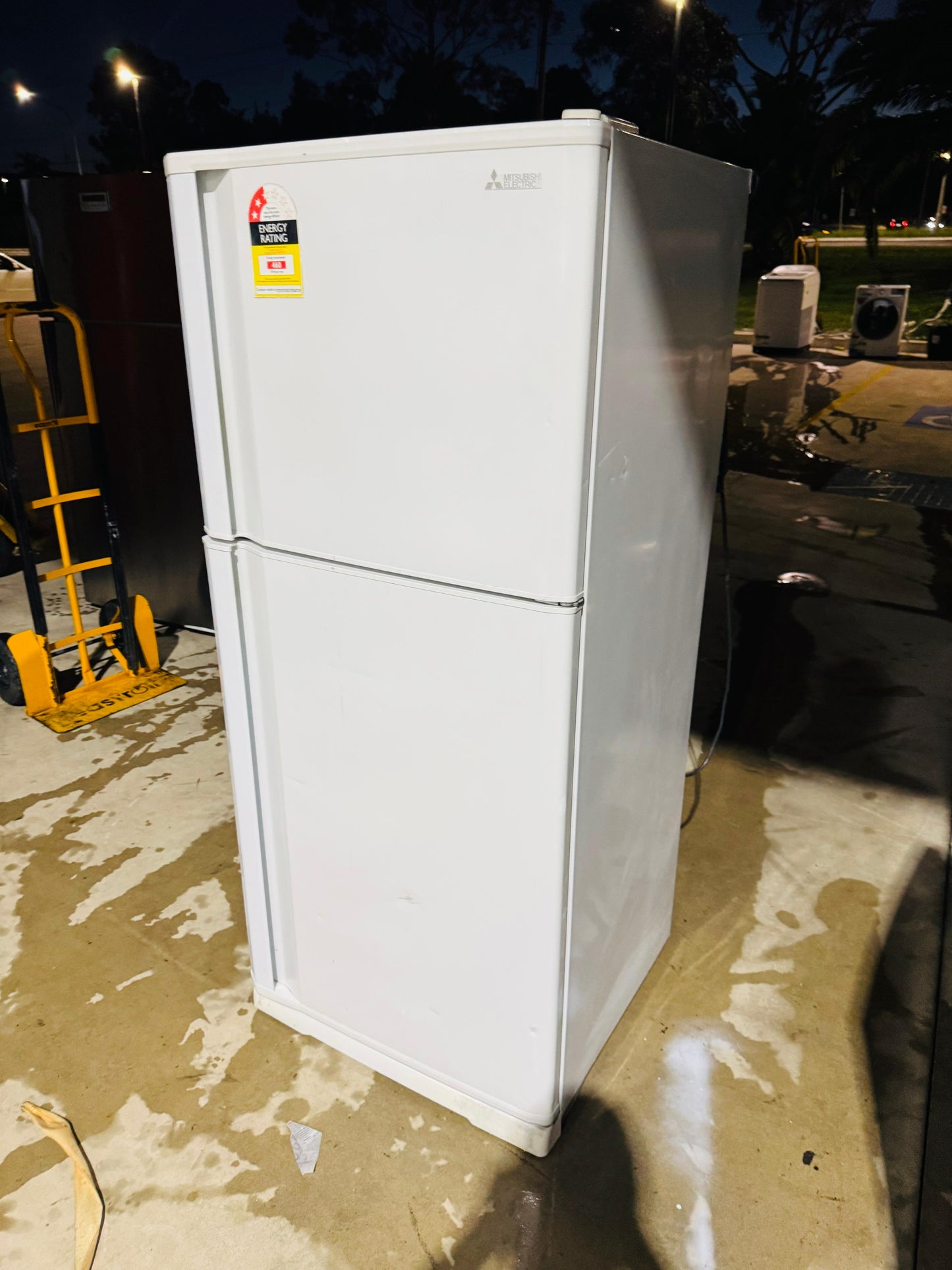 **MITSUBISHI 385 LITRES FRIDGE FREEZER**