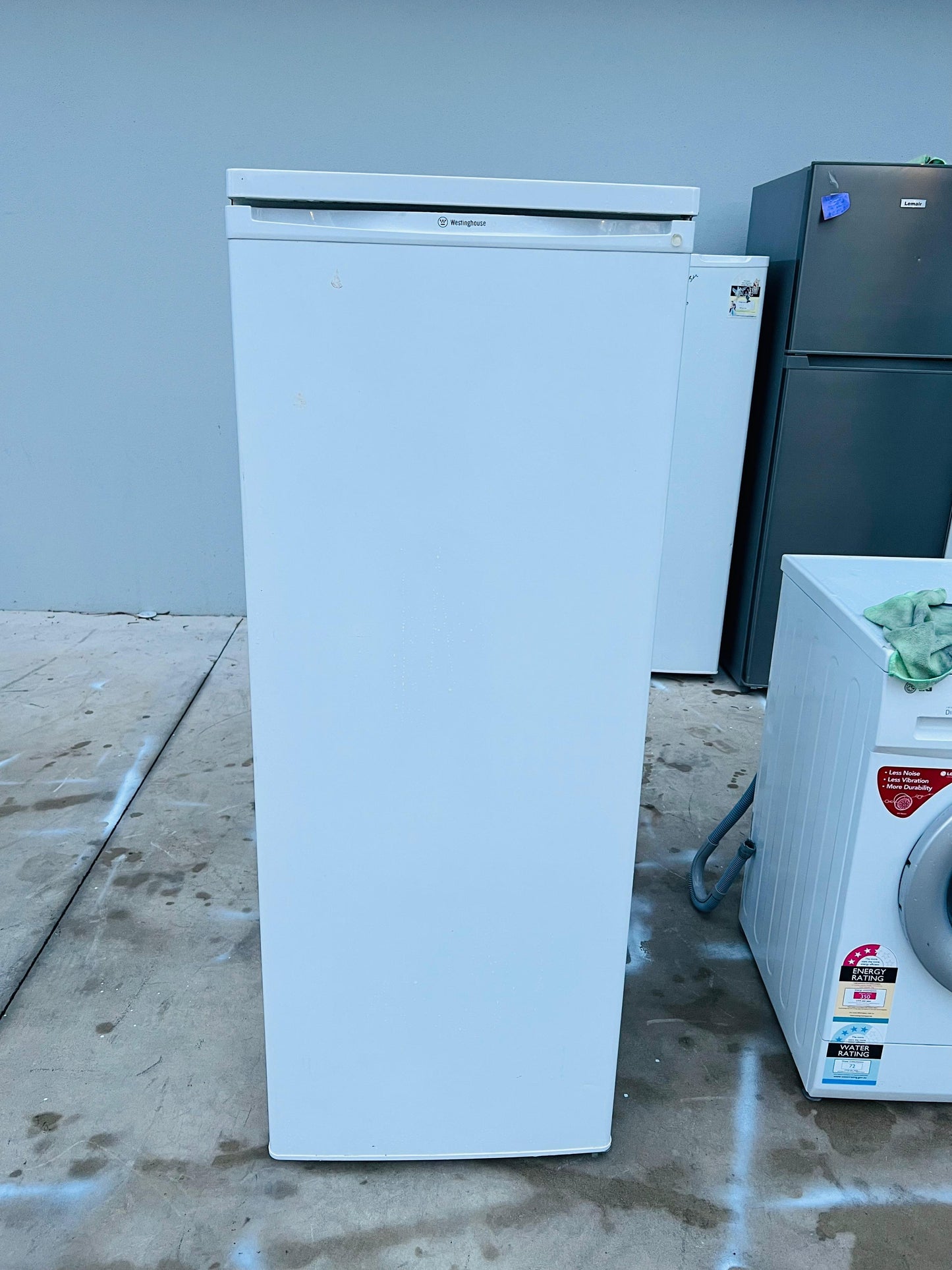 **WESTINGHOUSE 210 LITRES FRIDGE **