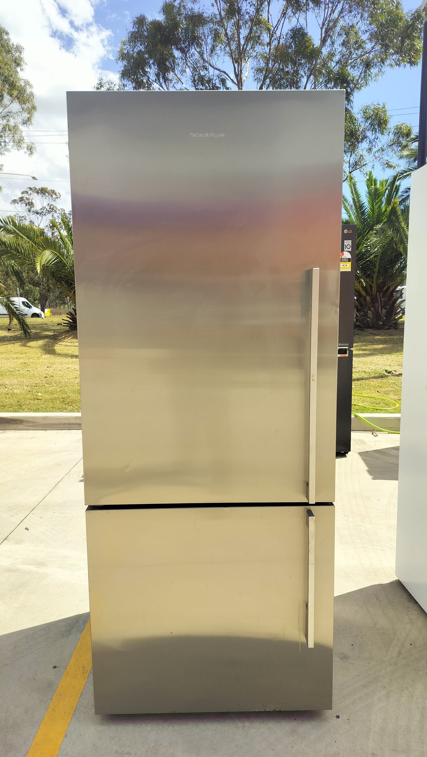 **FISHER & PAYKEL 570 LITRES FRIDGE FREEZER**