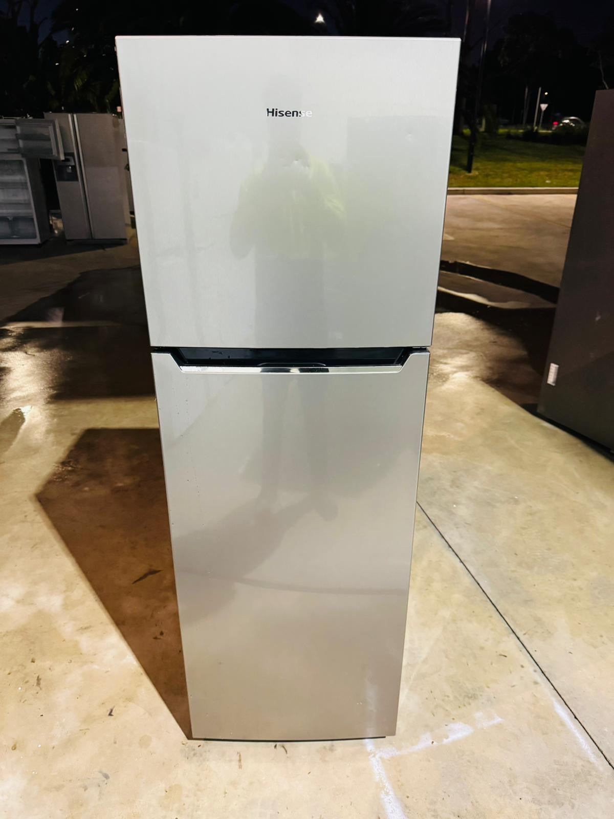 **HISENSE 271 LITRES FRIDGE FREEZER**