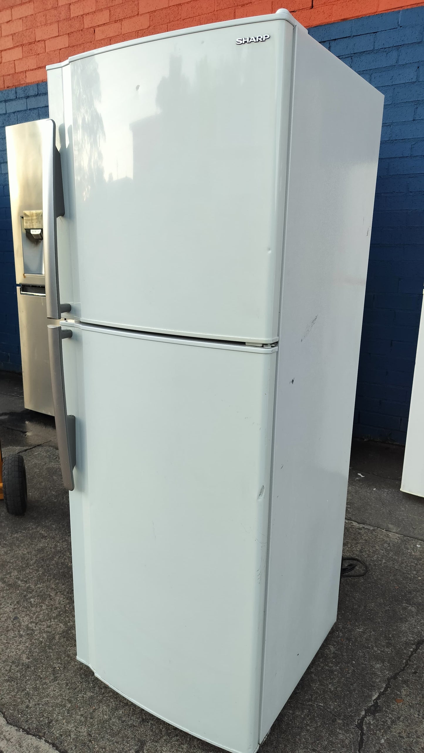 **SHARP 245 LITRES FRIDGE FREEZER**