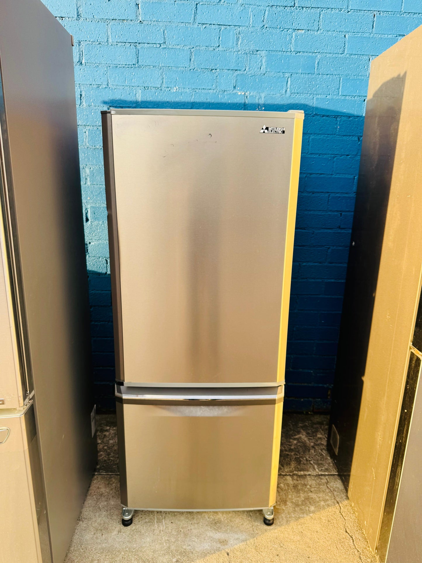 **MITSUBISHI 325 LITRES FRIDGE FREEZER**
