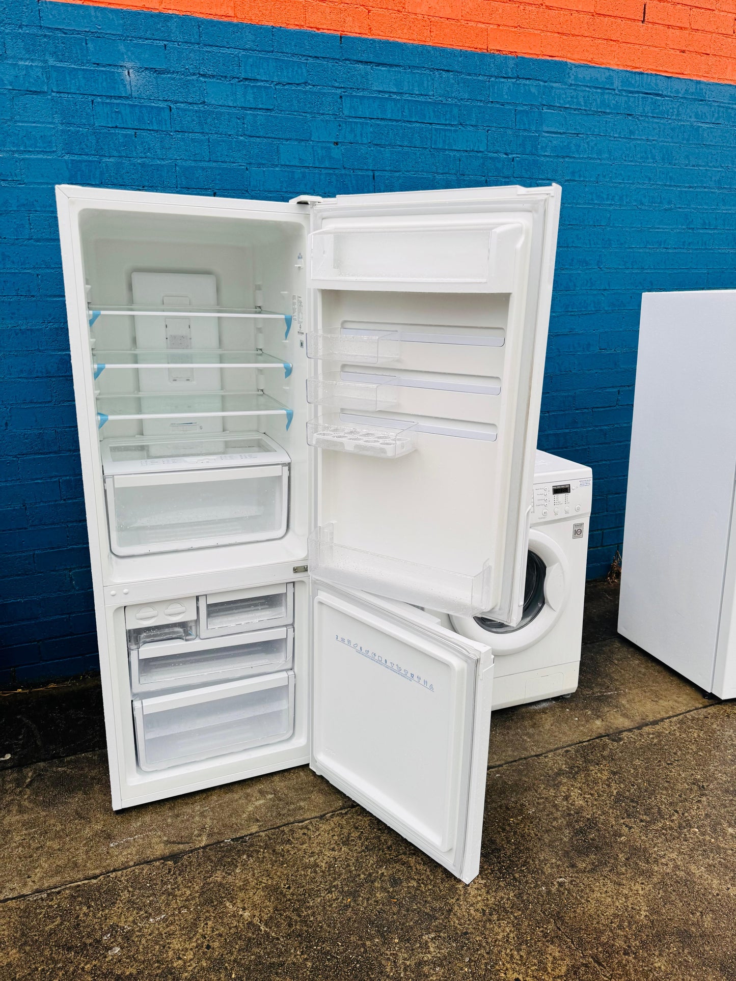 **WESTINGHOUSE 340 LITRES FRIDGE FREEZER**