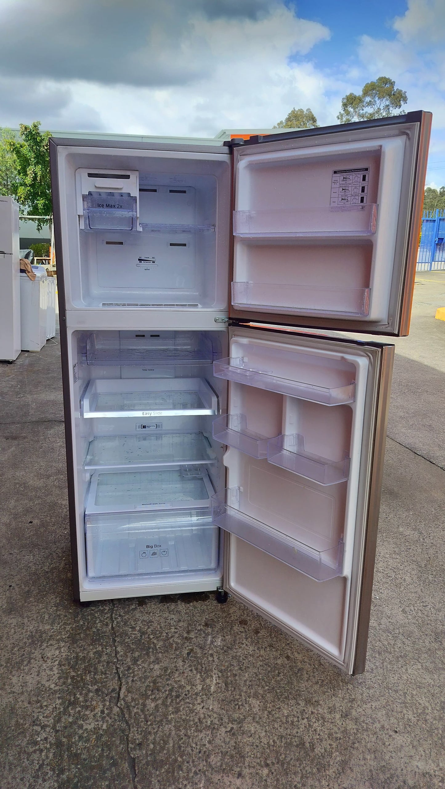 **SAMSUNG 320 LITRES FRIDGE FREEZER**