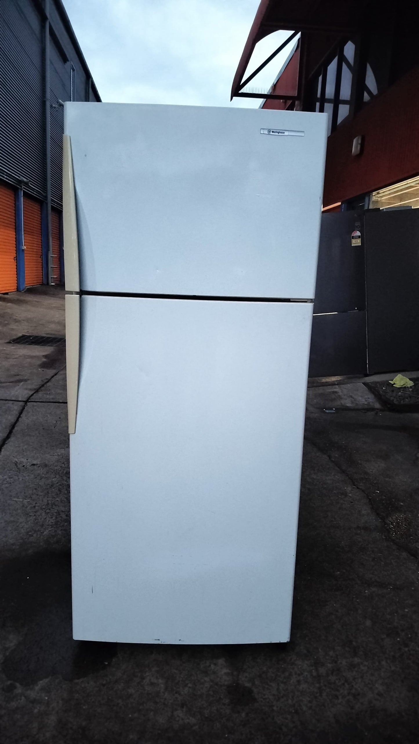 **WESTINGHOUSE 416 LITRES FRIDGE FREEZER**