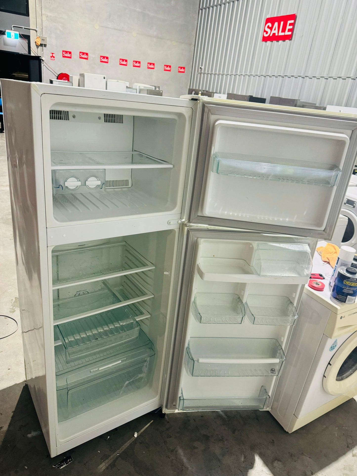 **WESTINGHOUSE 300 LITRES FRIDGE FREEZER**