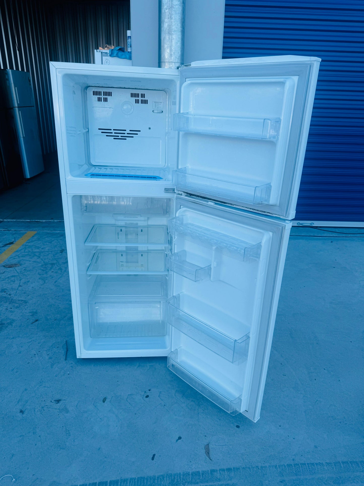 **LG 205 LITRES FRIDGE FREEZER**