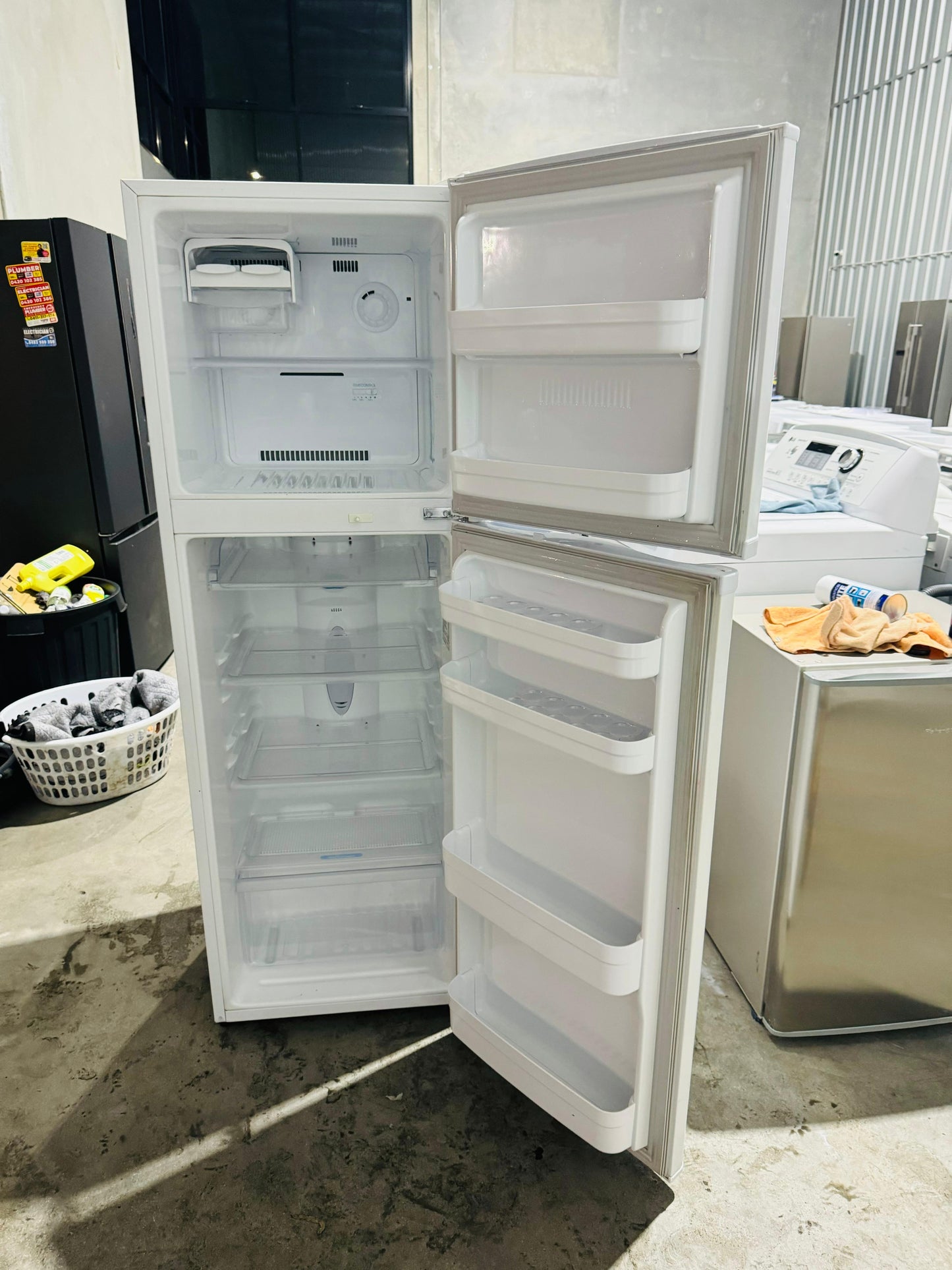 **LG 253 LITRES FRIDGE FREEZER**