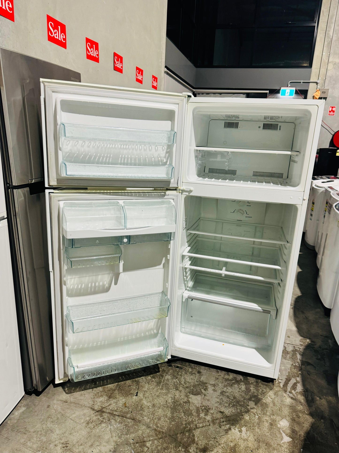 **WESTINGHOUSE 420 LITRES FRIDGE FREEZER**