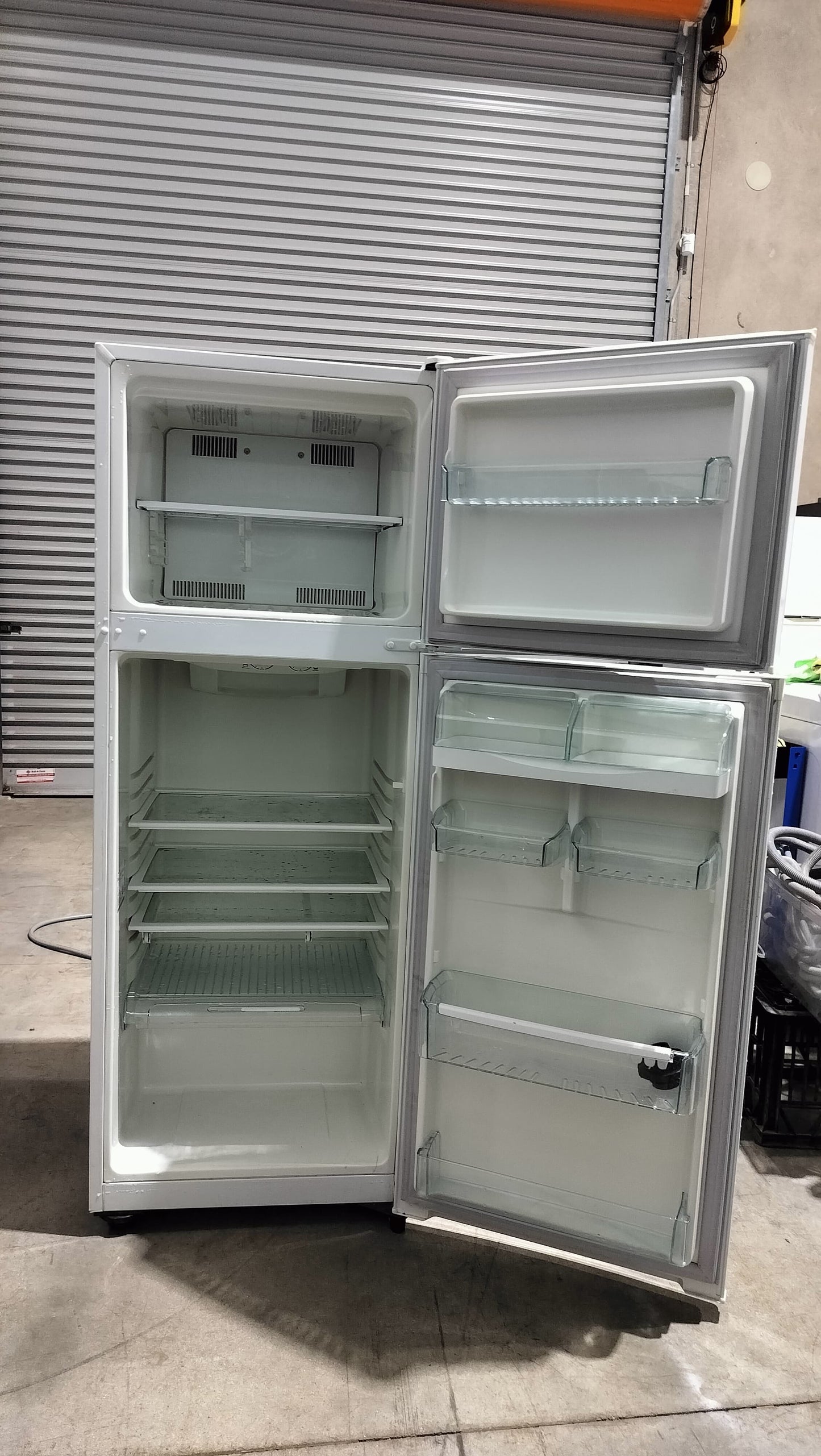 **WESTINGHOUSE 300 LITRES FRIDGE FREEZER**