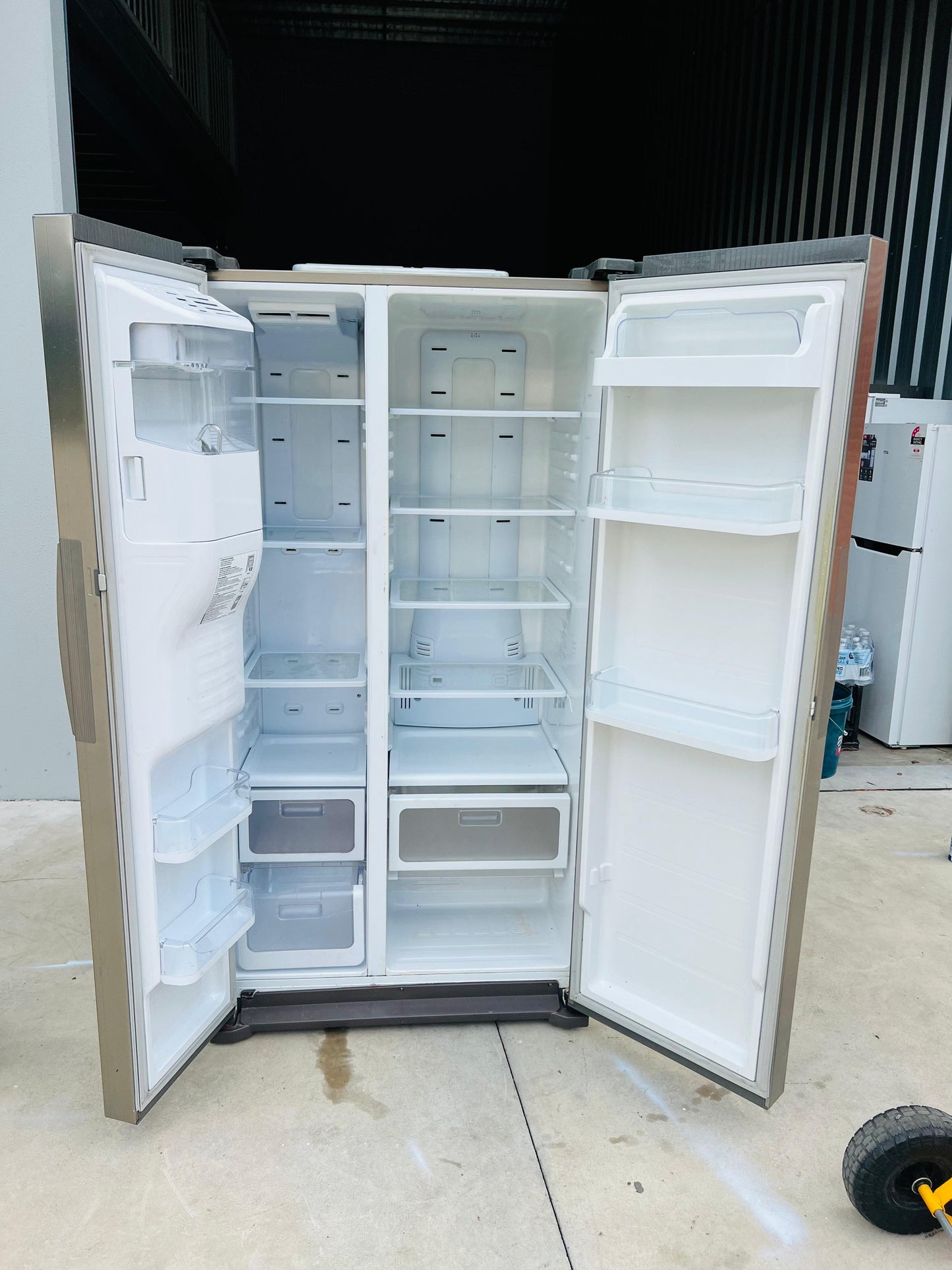 **SAMSUNG 611 LITRES SIDE BY SIDE DOOR FRIDGE FREEZER**