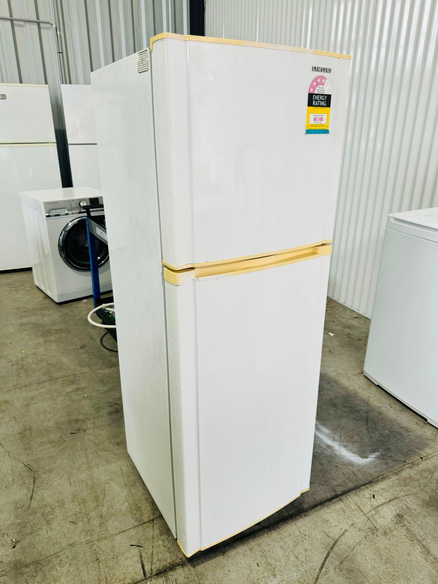 **SAMSUNG 244 LITRES FRIDGE FREEZER**