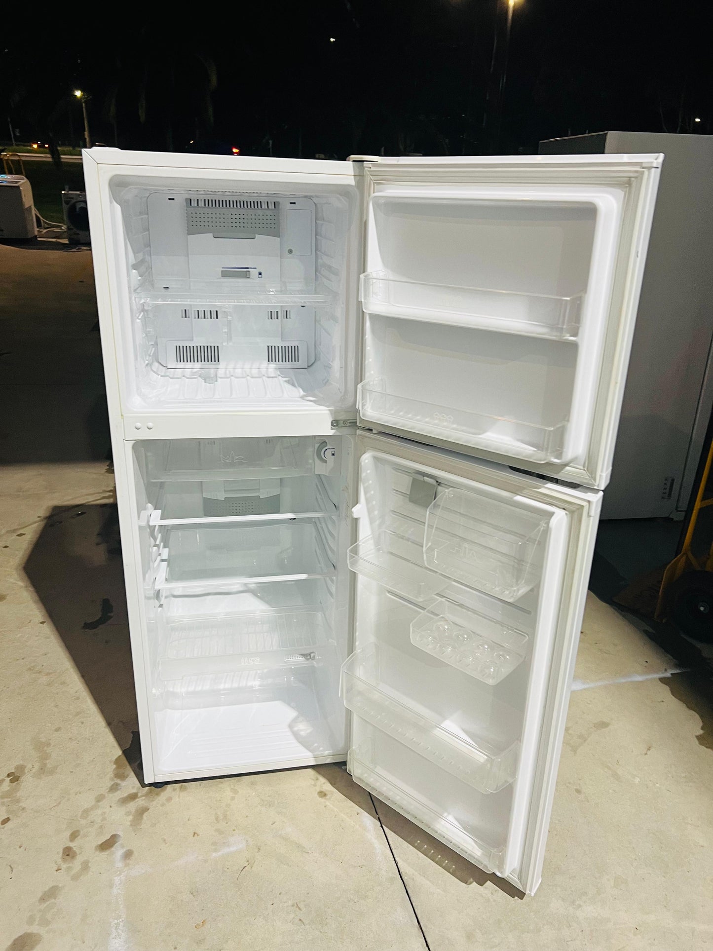 **WESTINGHOUSE 250 LITERS FRIDGE FREEZER**