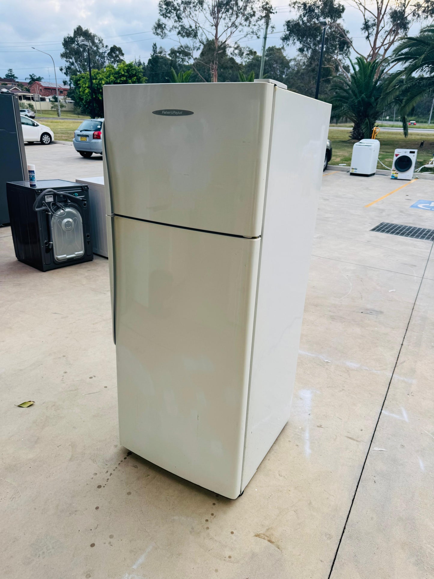 **FISHER & PAYKEL 380 LITRES FRIDGE FREEZER**