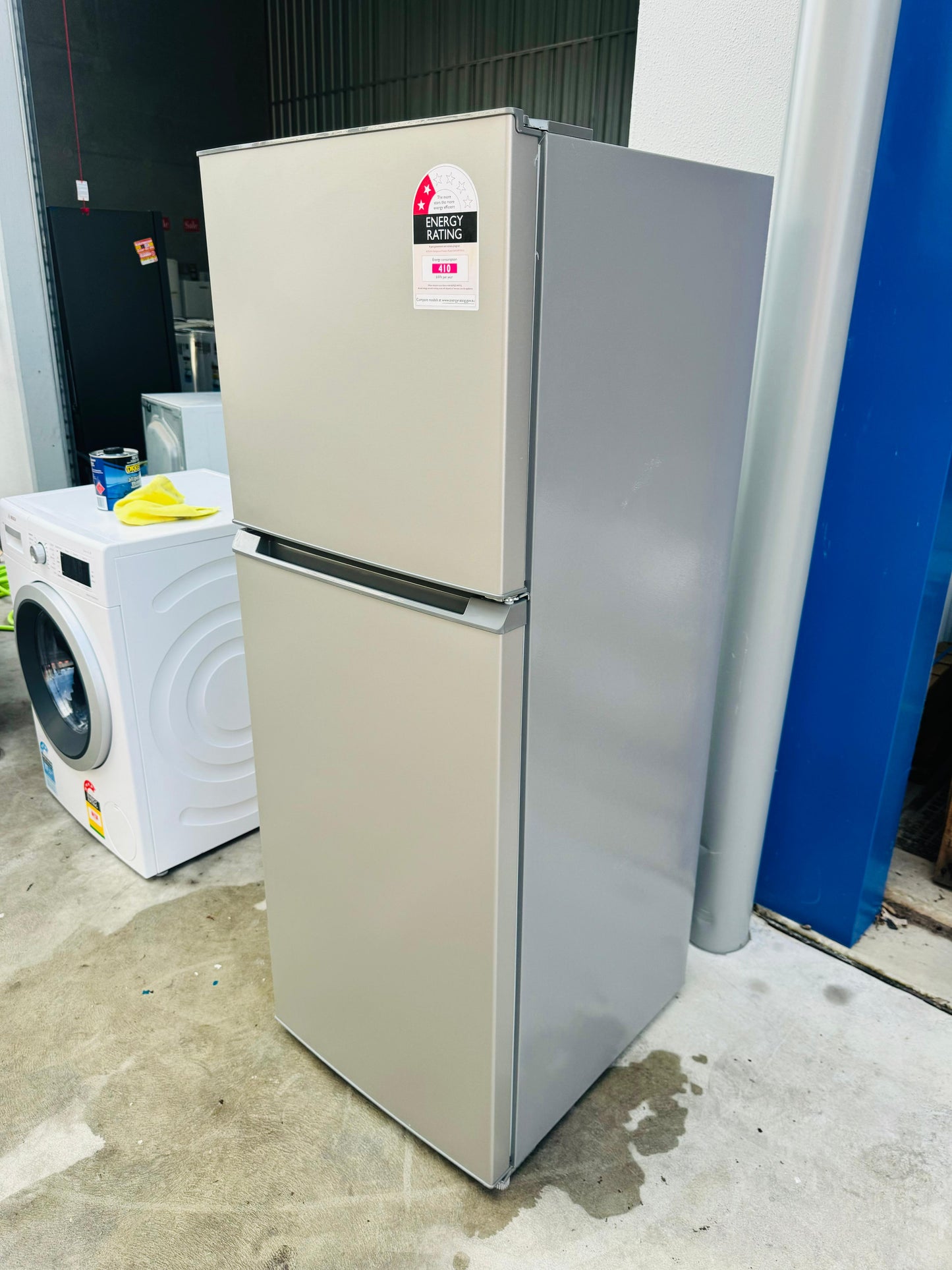 **KOGAN 239 LITRES FRIDGE FREEZER**