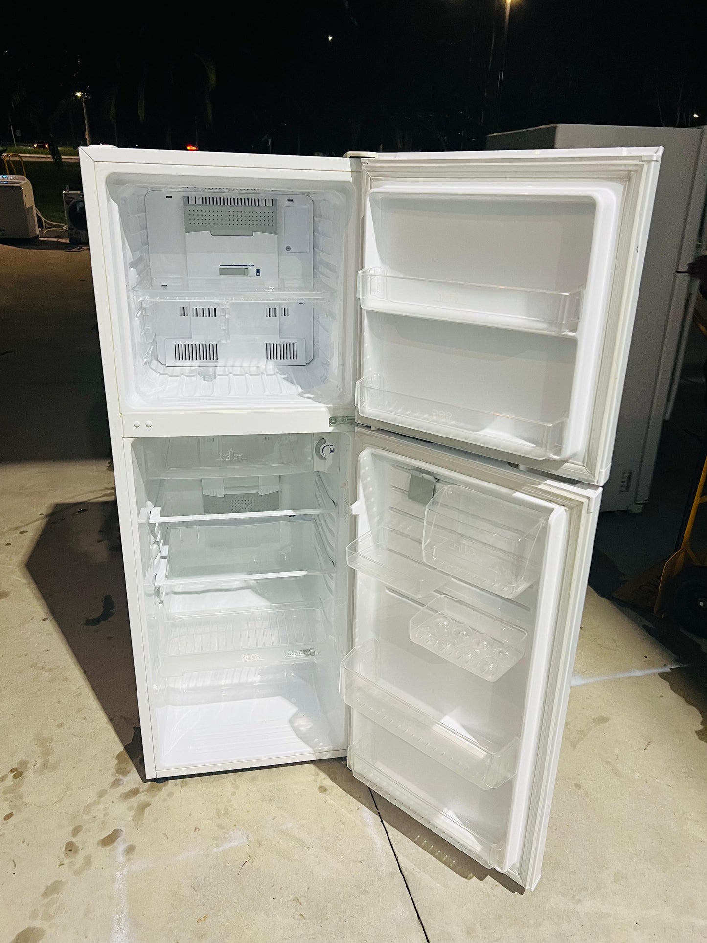 **WESTINGHOUSE 250 LITERS FRIDGE FREEZER**