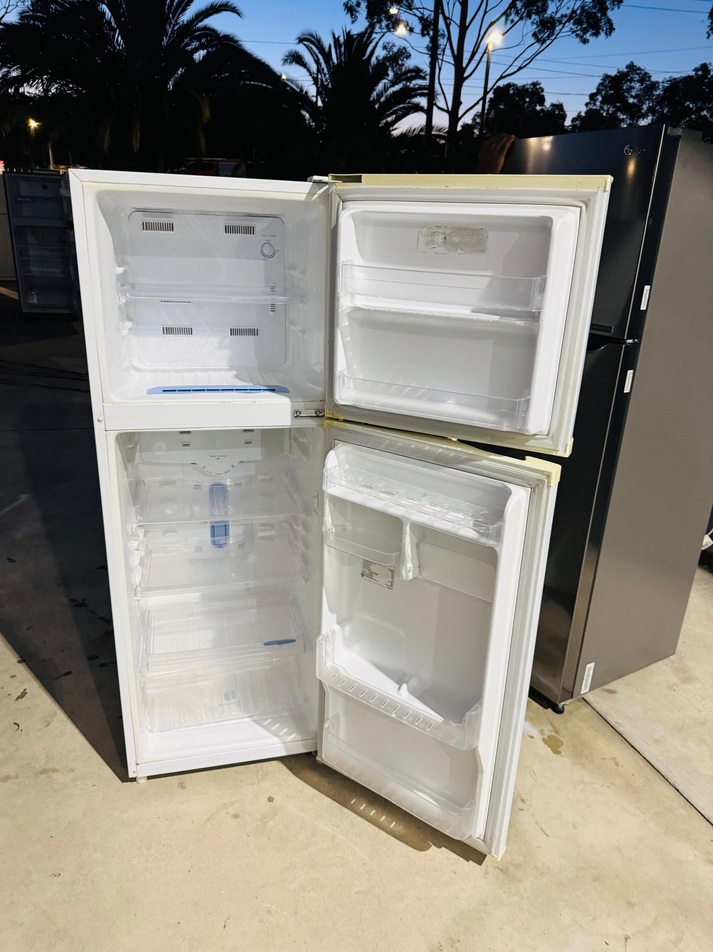 **SAMSUNG 228 LITRES FRIDGE FREEZER**