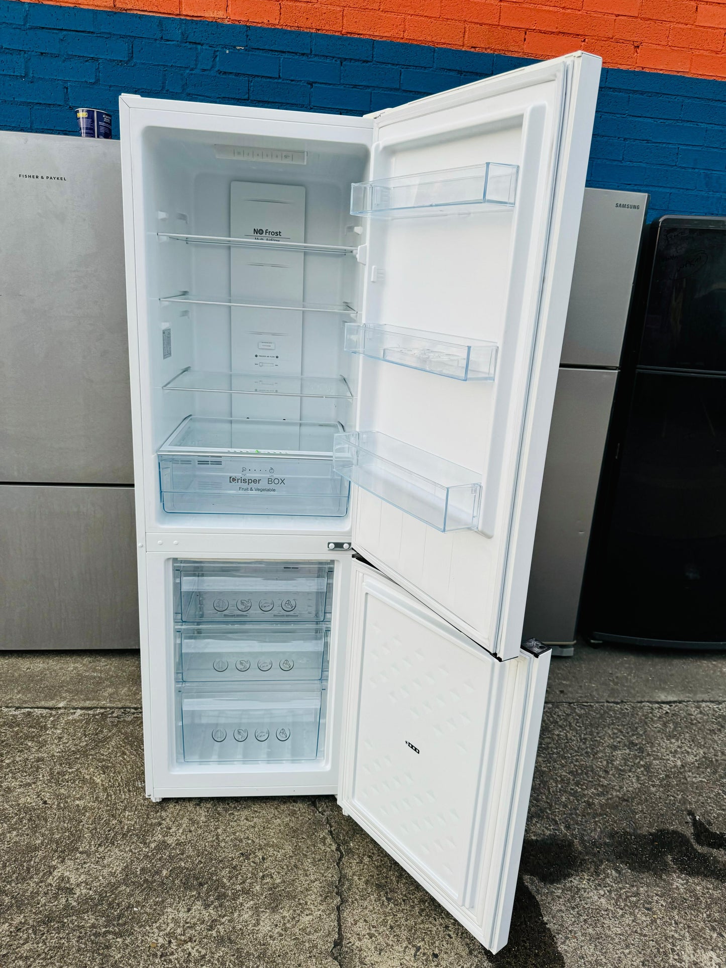 **CHIQ 251 LITRES FRIDGE FREEZER**