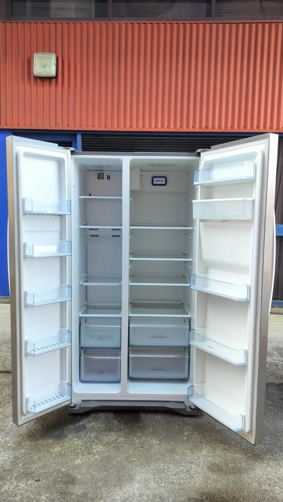 **HISENSE SIDE BY SIDE 610 LITRES FRIDGE FREEZER & WATER DISPENSER**