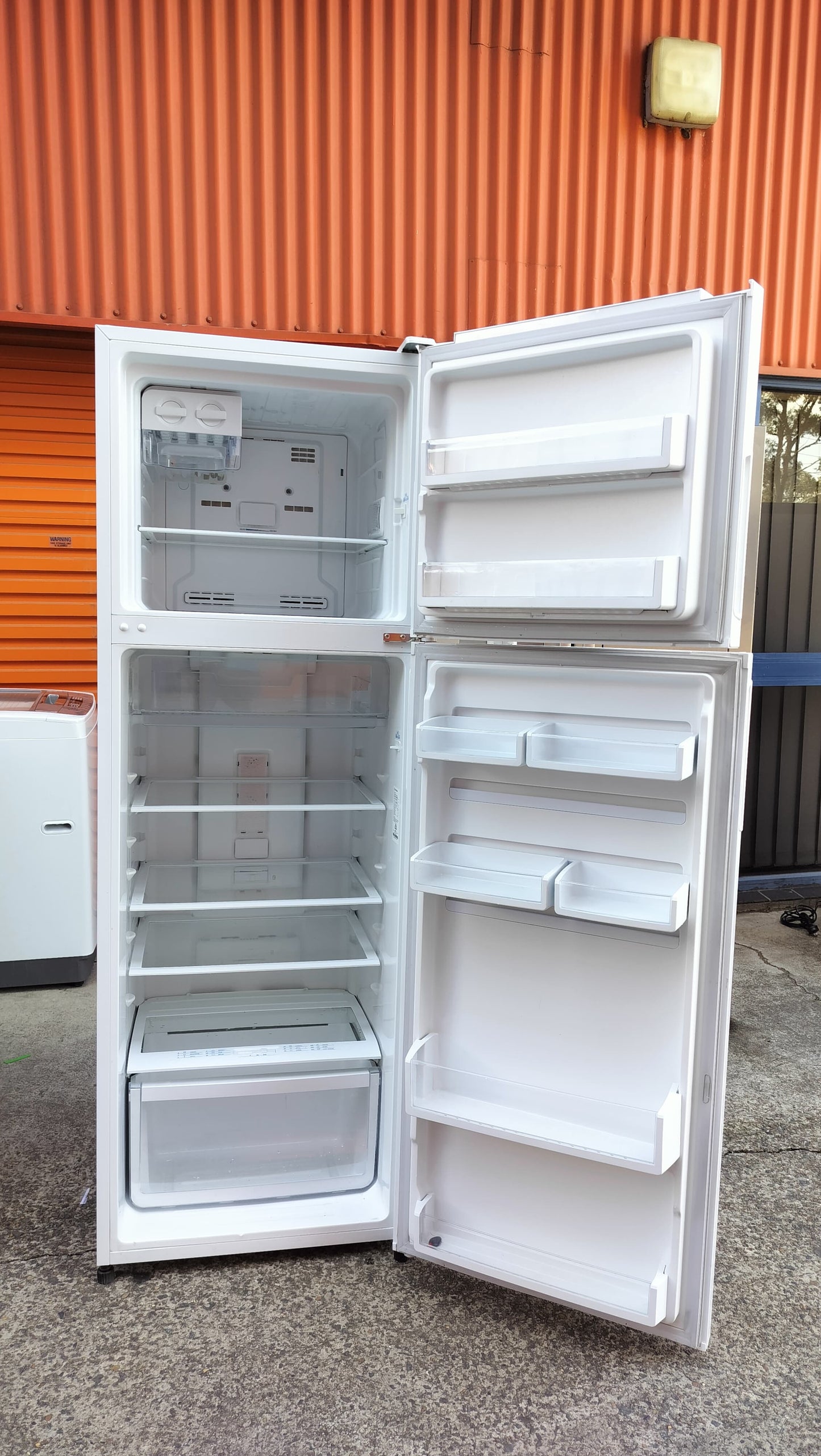 **WESTINGHOUSE 369 LITRES FRIDGE FREEZER**