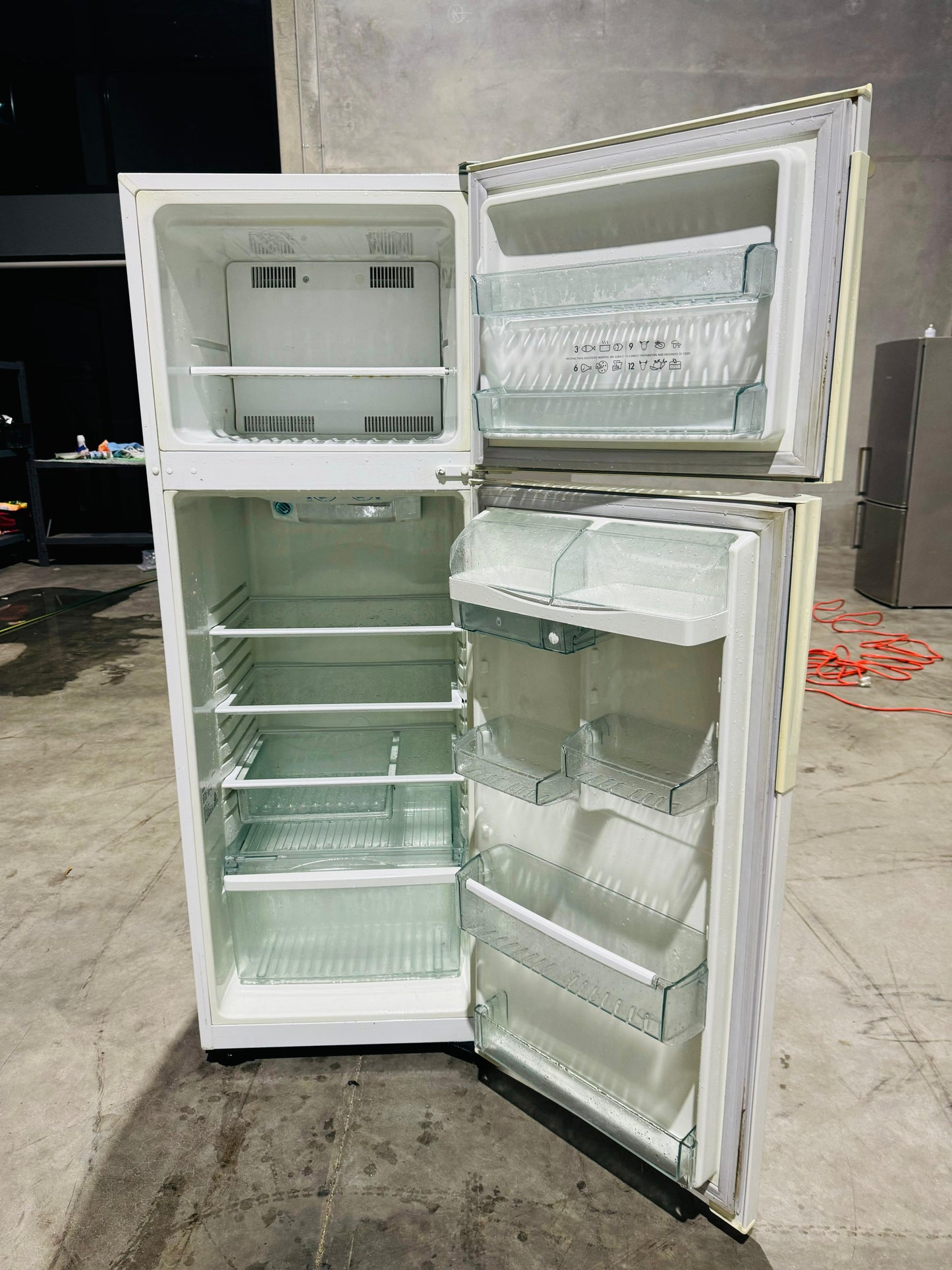 **WESTINGHOUSE 328 LITRES FRIDGE FREEZER**