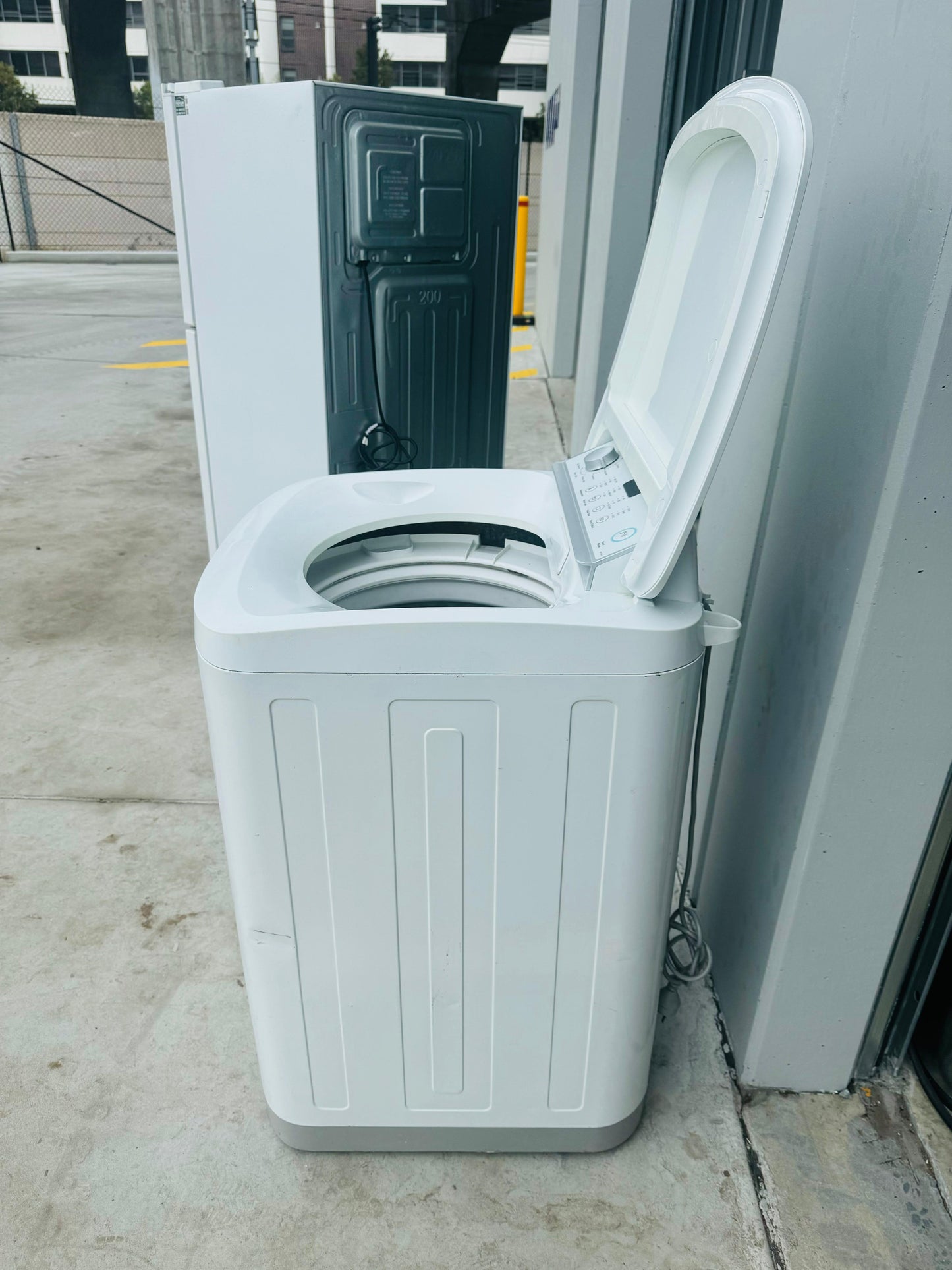 **SIMPSON 5.5 KGS TOP LOADER WASHING MACHINE**