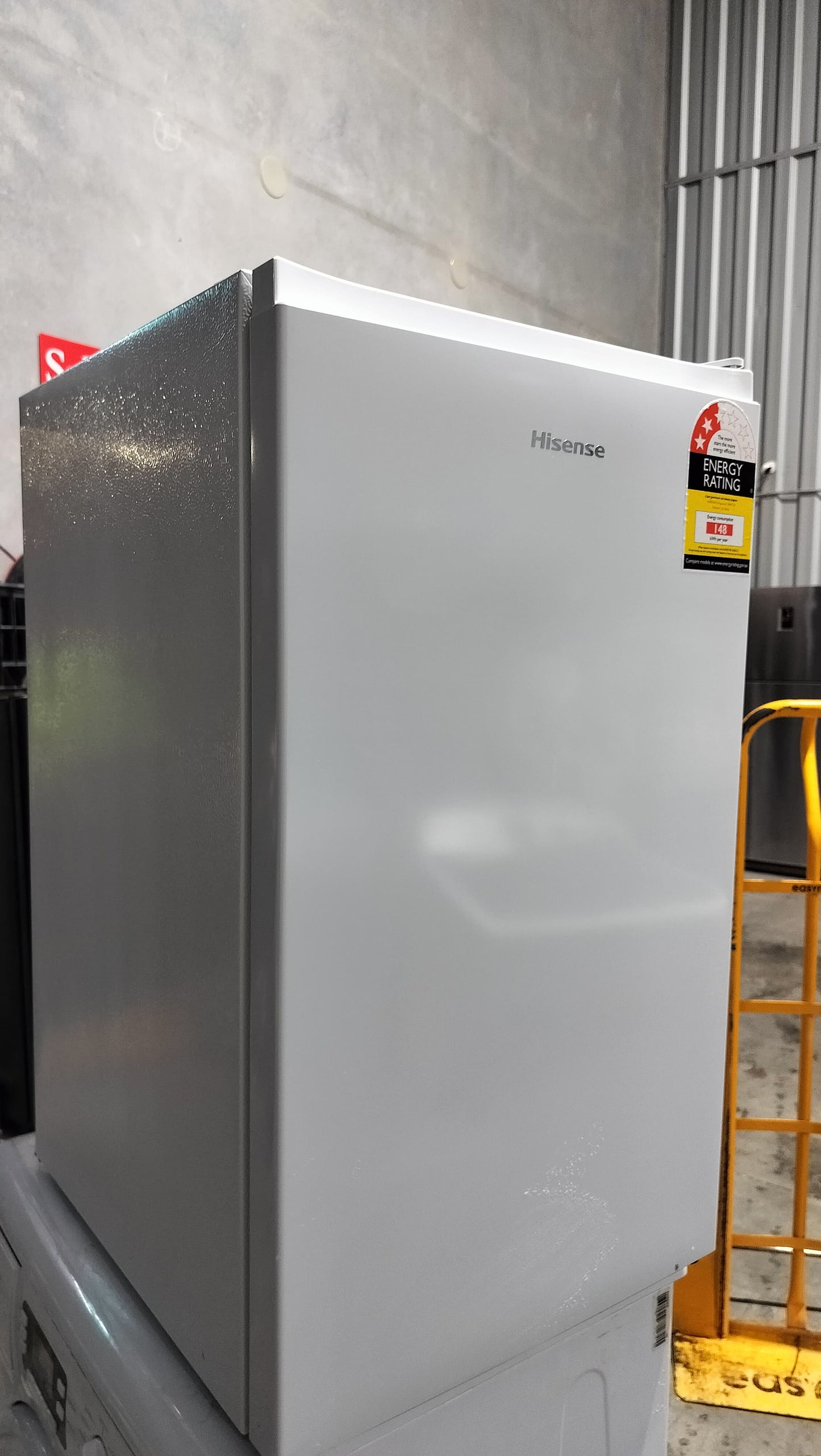 **HISENSE 125 LITERS BAR FRIDGE & FREEZER**